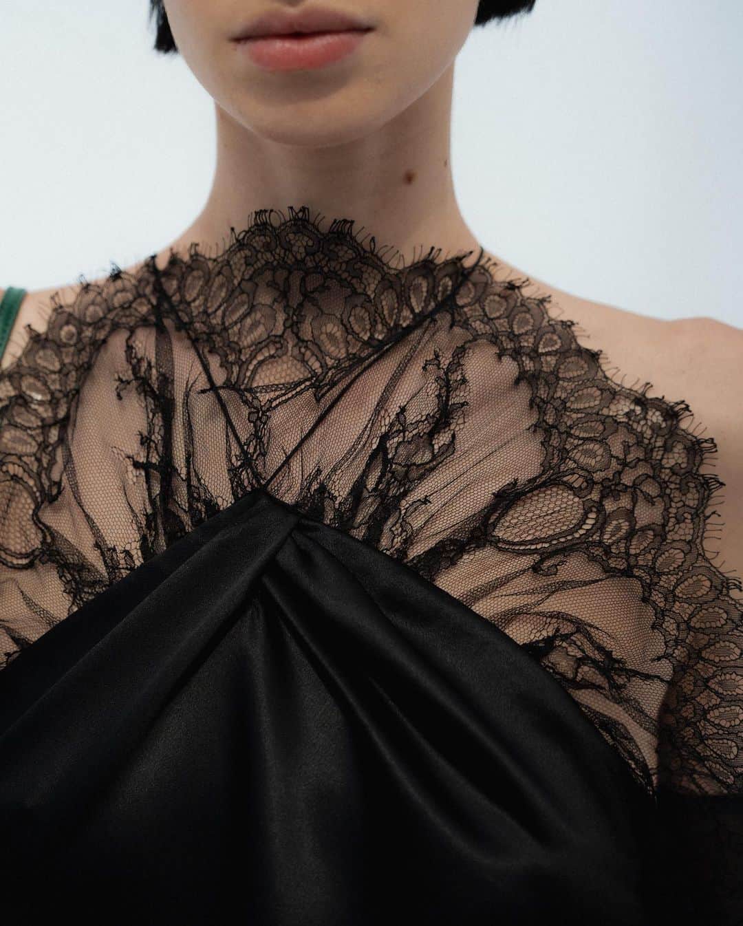 ジバンシィのインスタグラム：「lace, a central symbol of the house's elegance #givenchyss24」