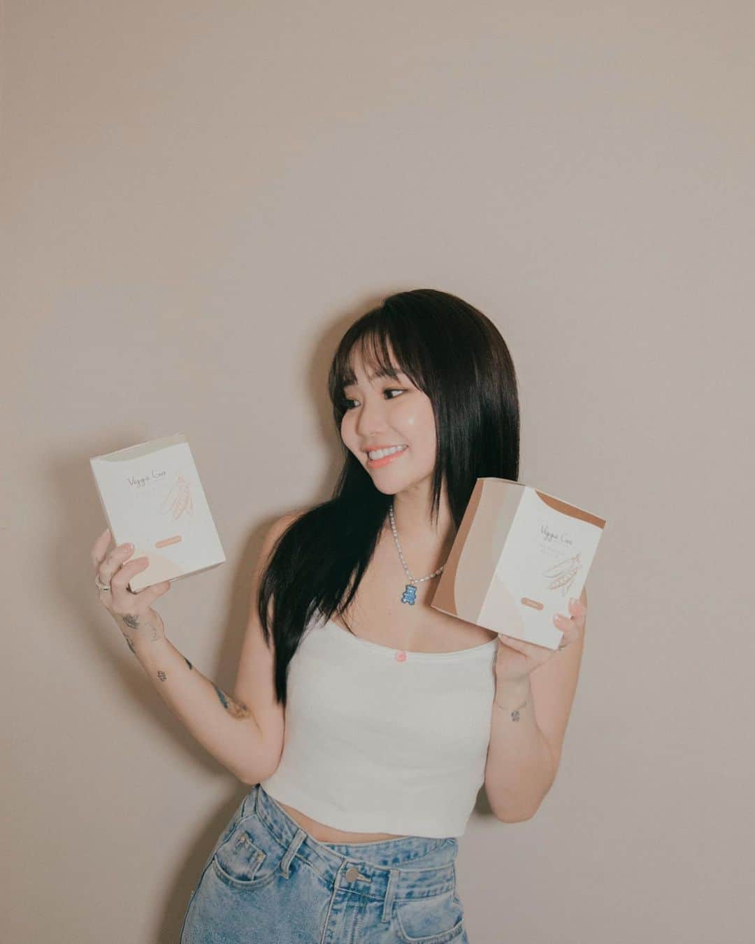 Kimberley Chenのインスタグラム：「平常跟大家分享vegan飲食的資訊👶🏻🙌🏻 最常被問的就是怎麼補充蛋白質，保持營養均衡，這次跟大家分享的Veggie Care 碗豆波叮蛋白艿昔，就是100%純素的！沒有加化學香料、香精，而且含有9種氨基酸，很適合當早餐或是健身之後補充的飲料🤍 我特別喜歡可可口味！  除了保持營養健康，也希望環保跟愛護動物的精神可以繼續傳播給大家，Veggie Care每個月會捐出1%的營業額進行公益活動，一起讓愛充滿在生活之中！💓  #veggiecare #素學系 #豌豆波叮艿昔  留言tag兩位好友 💞 會抽出5位獲得vegan驚喜包 🌱🦋✨」