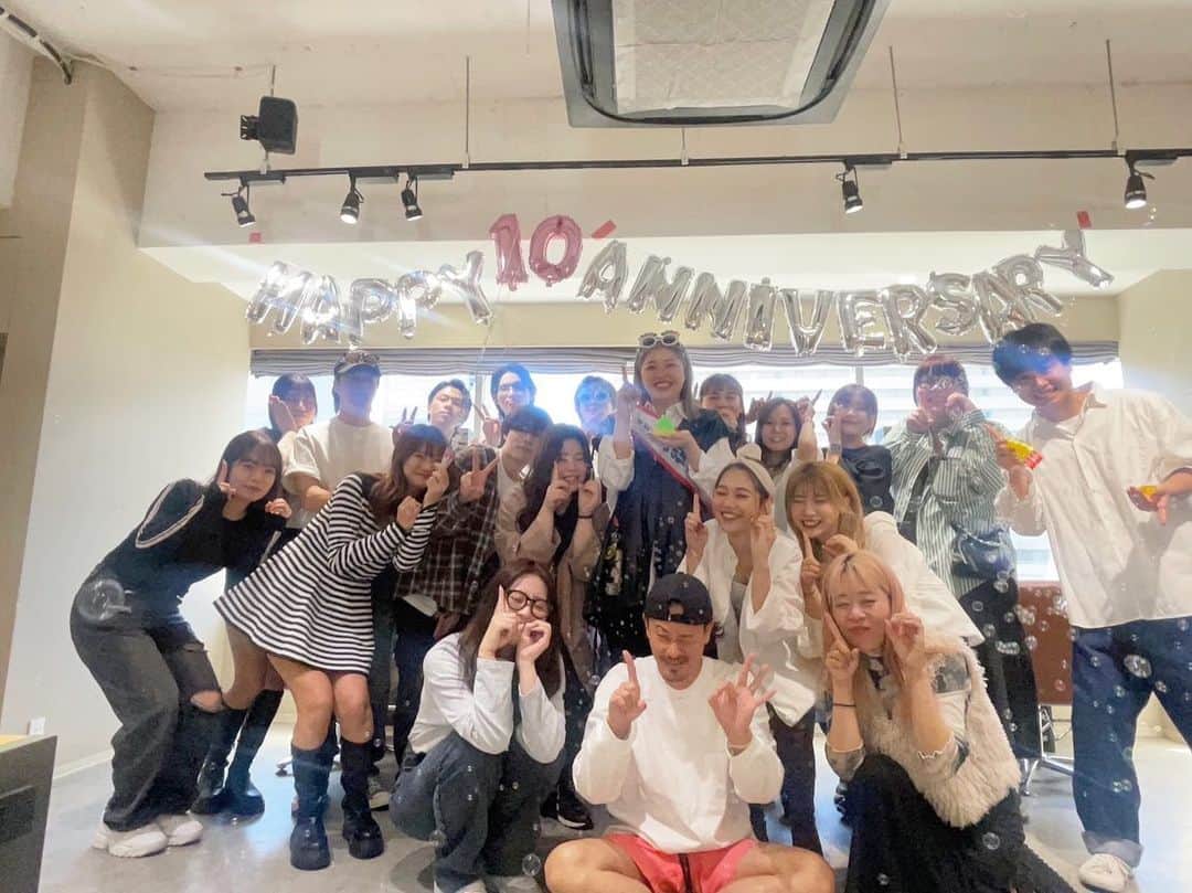 のインスタグラム：「. grace by afloat 梅田店10周年㊗️✨✨ 10月2日3日お休み頂き社員旅行へ行ってきました🚌 社員旅行へ行く前に今後のgrace梅田店の方針発表会がありました💡 これからもお客様への感謝の気持ちを忘れず来ていただいてるお客様、スタッフが幸せな気持ちになれるよう精進していきたいと思います🙇🏻‍♀️ 今後ともよろしくお願い致します☺️✨ . 社員旅行は美味しいご飯を食べて、温泉入って、BBQしてみんなでめちゃくちゃ楽しみました🤭  #gracebyafloat」