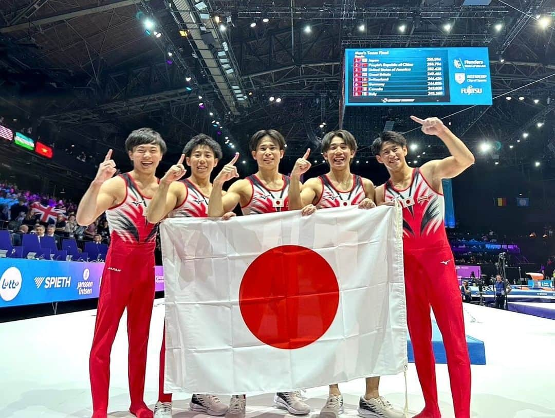 橋本大輝のインスタグラム：「世界体操団体金メダル🥇 初代表から4年、やっと取れました！  リオ五輪ぶりの団体金、最高です！！！！！  個人総合決勝、もう一度気を引き締めて自分の演技してきます！  #世界体操 #金メダル #体操ニッポン #最強の選手達 #最強のコーチ陣 #WGC #antwerp2023  #gold」