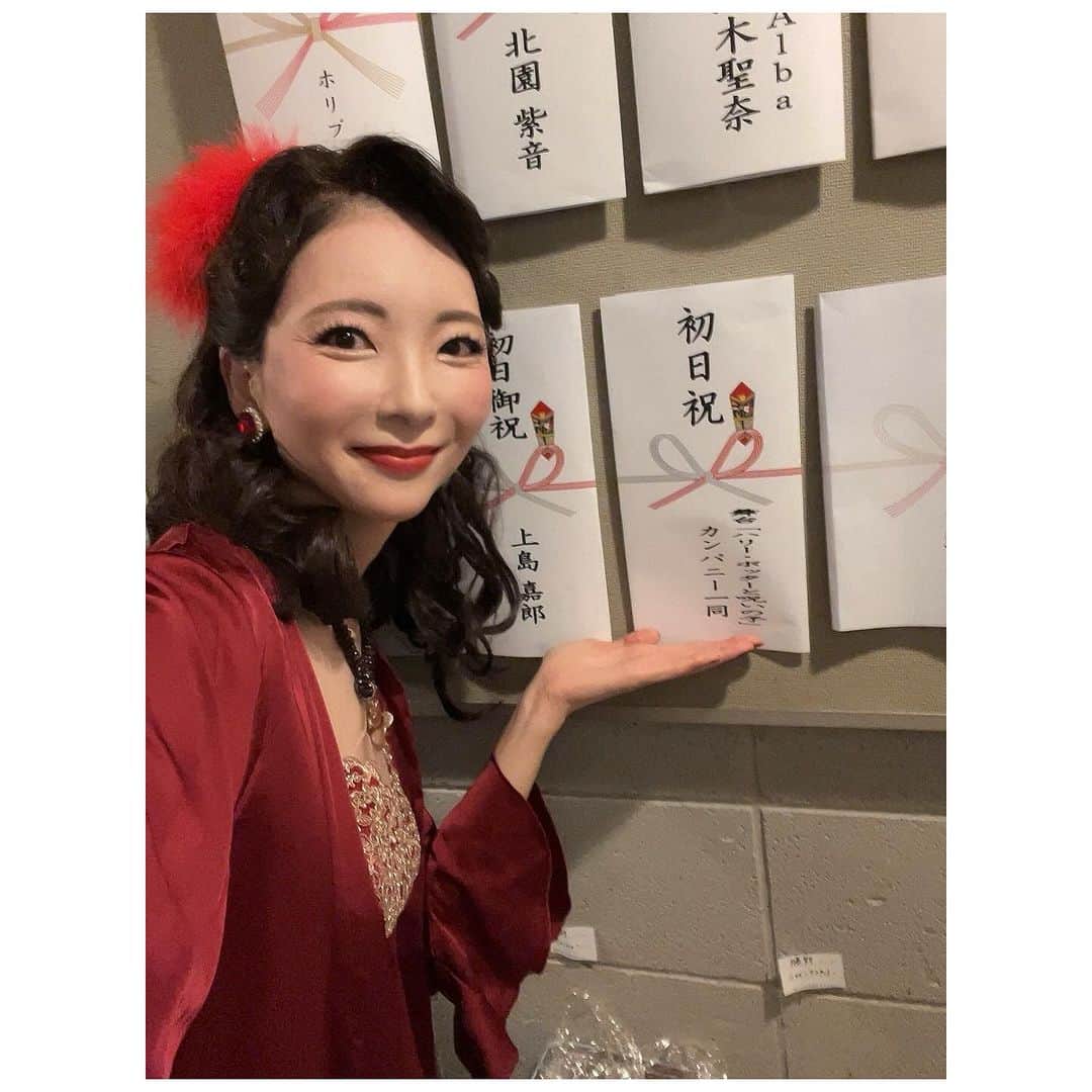 のインスタグラム：「#太陽にほえたら… 本日無事に初日を迎えることが出来ました！ #ハリポタ舞台 のカンパニーの皆さまからの初日祝い😍 めちゃくちゃ嬉しかったです💛 千穐楽まで精一杯生き抜きたいと思います。 この舞台でしか観ることの出来ないものを…ひとりでも多くの方に届けたいです。」