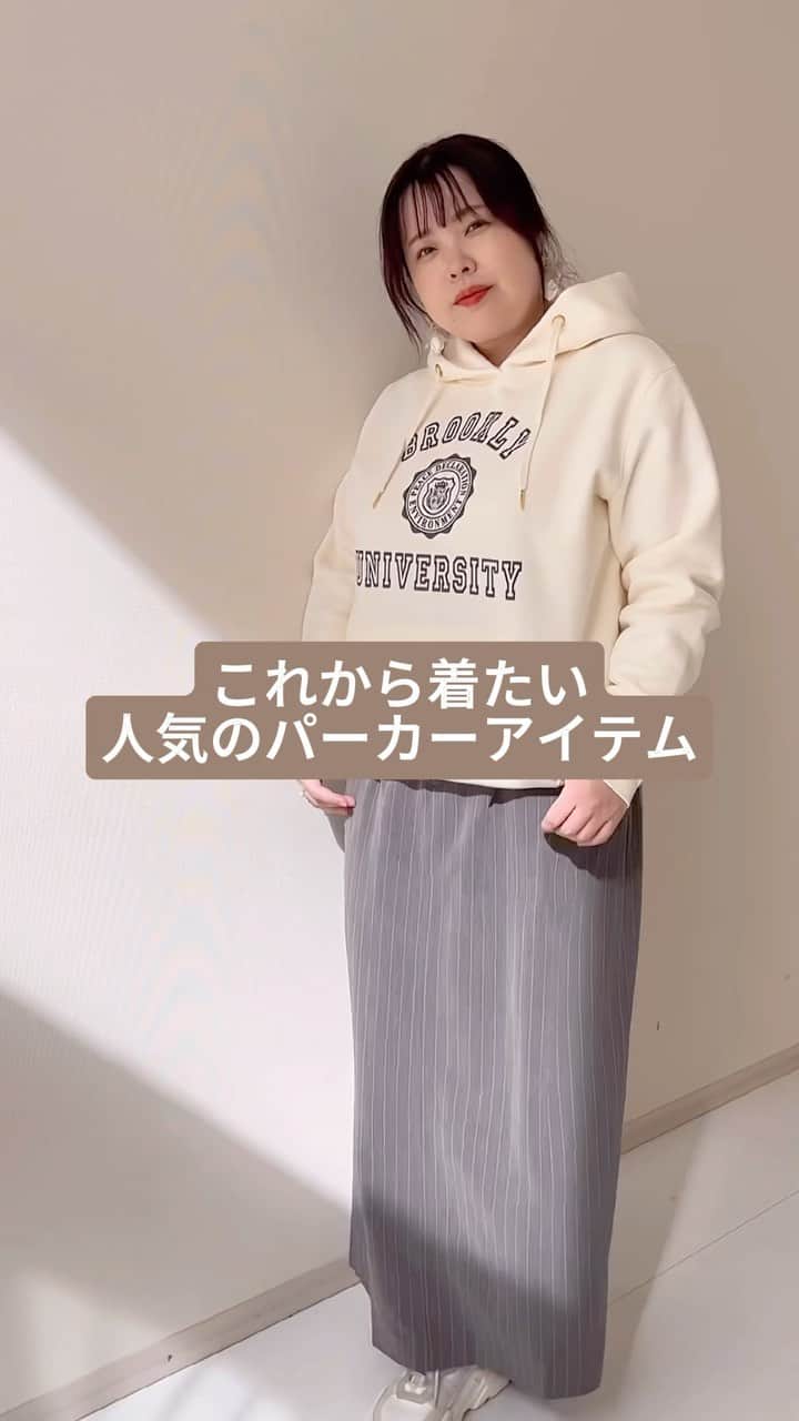 のインスタグラム：「秋冬の定番アイテム✨ シックスタイルの新作パーカーを2つご紹介！  どちらも大人カジュアルスタイルにはかかせないアイテム！  ぜひcheckしてください😳🔎  ファンシーツイードパーカーチュニック 【商品番号No. DER0123E0001 】 color:ベージュ、黒 size:L,LL,3L,4L,5L,6L,8L,10L  裏起毛カレッジロゴプリントパーカー 【商品番号No. DER0123E0002 】 color:アイボリー、杢グレー size:L,LL,3L,4L,5L,6L,8L,10L  ▼インスタプロフィールのURLからCHIC STYLE公式販売サイトを check✔︎ @la_smileland  __________________________________________ ブランド紹介:CHICSTYLE  トレンドに偏り過ぎない、洗練されたアイテムを、肩の力を抜いて自分らしく着こなす。 そんな大人カジュアルスタイルを提案する「CHIC STYLE（シックスタイル）」。  シンプルだけど、シルエットやディテールにこだわったアイテムが好きな、あなたのためのブランドです。 __________________________________________  【model:TENちゃん　158㎝　・3L着用( @ten.amane_plussizemodel ) 】  【model:みつえちゃん　172㎝・3L着用( @mitsue_modelstyle ) 】  #smileland#スマイルランド#ニッセン#大きいサイズ#大きいサイズのお洒落#プラスサイズ#棉花糖女孩#ぽっちゃりコーデ#plussizefashion#ぽっちゃり#オトナ女子#ぽっちゃり女子#plussizestyle #秋コーデ#冬コーデ#CHICSTYLE#シックスタイル#お出かけコーデ#大人カジュアル#大人カジュアルコーデ #大人ファッション #大人カジュアルスタイル #パーカー #パーカーコーデ」