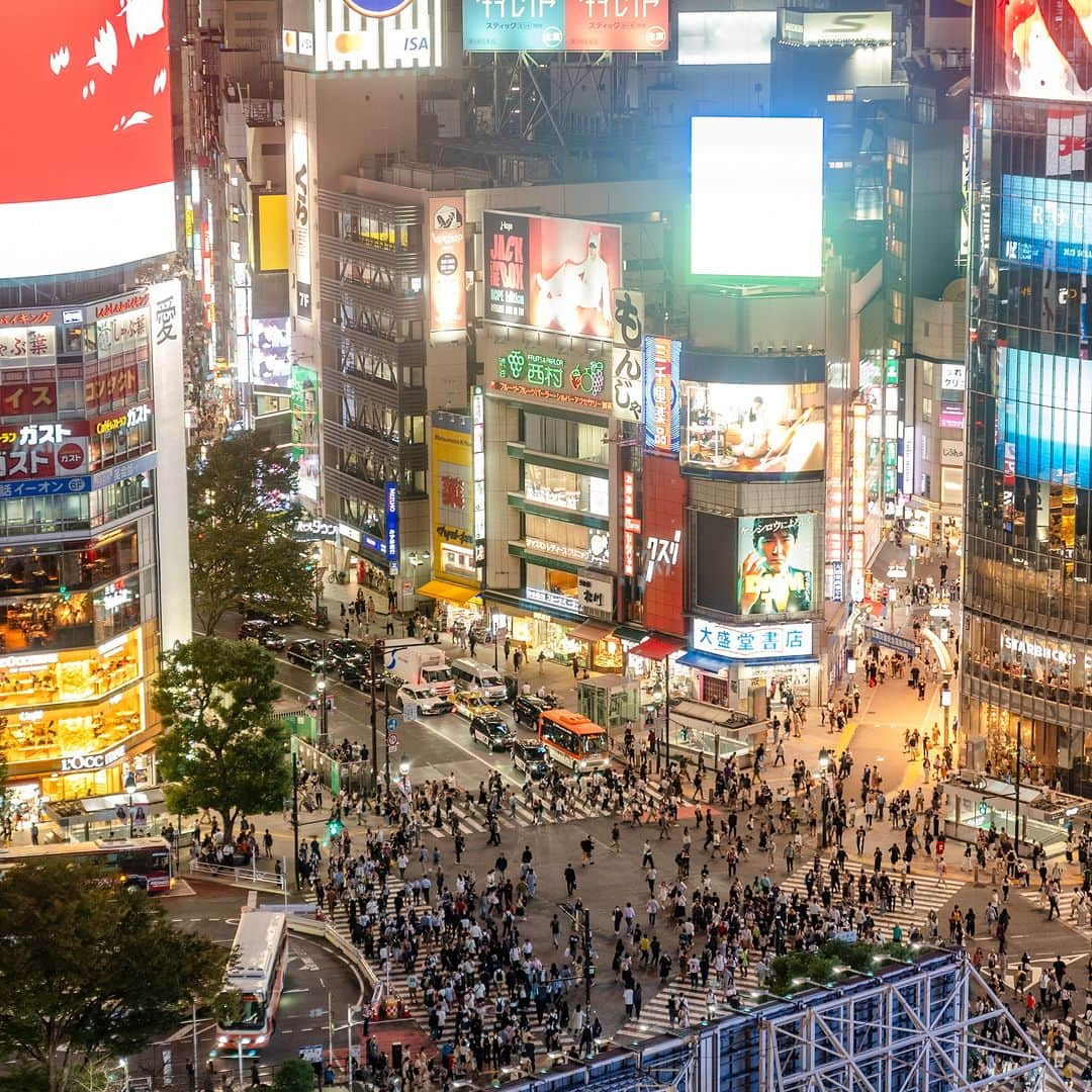 Park Hyatt Tokyo / パーク ハイアット東京さんのインスタグラム写真 - (Park Hyatt Tokyo / パーク ハイアット東京Instagram)「Shibuya is among Tokyo's most colorful and iconic locations featured in fashion magazines, movies, and global social media. The intersection is decorated with giant video screens that flood pedestrians' view as traffic lights turn green. Take a walk through its streets, feel the energy, and enjoy exploring the birthplace of many Japanese cultural, fashion, and entertainment trends.  Share your own images with us by tagging @parkhyatttokyo  —————————————————————  #parkhyatttokyo #luxuryispersonal  #discoverjapan #discovertokyo #tokyo #shibuya #scramble #パークハイアット東京 #東京 #渋谷 #渋谷スクランブル交差点 #東京の夜」10月4日 18時31分 - parkhyatttokyo