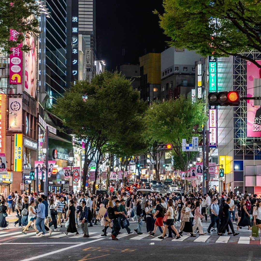 Park Hyatt Tokyo / パーク ハイアット東京のインスタグラム：「Shibuya is among Tokyo's most colorful and iconic locations featured in fashion magazines, movies, and global social media. The intersection is decorated with giant video screens that flood pedestrians' view as traffic lights turn green. Take a walk through its streets, feel the energy, and enjoy exploring the birthplace of many Japanese cultural, fashion, and entertainment trends.  Share your own images with us by tagging @parkhyatttokyo  —————————————————————  #parkhyatttokyo #luxuryispersonal  #discoverjapan #discovertokyo #tokyo #shibuya #scramble #パークハイアット東京 #東京 #渋谷 #渋谷スクランブル交差点 #東京の夜」