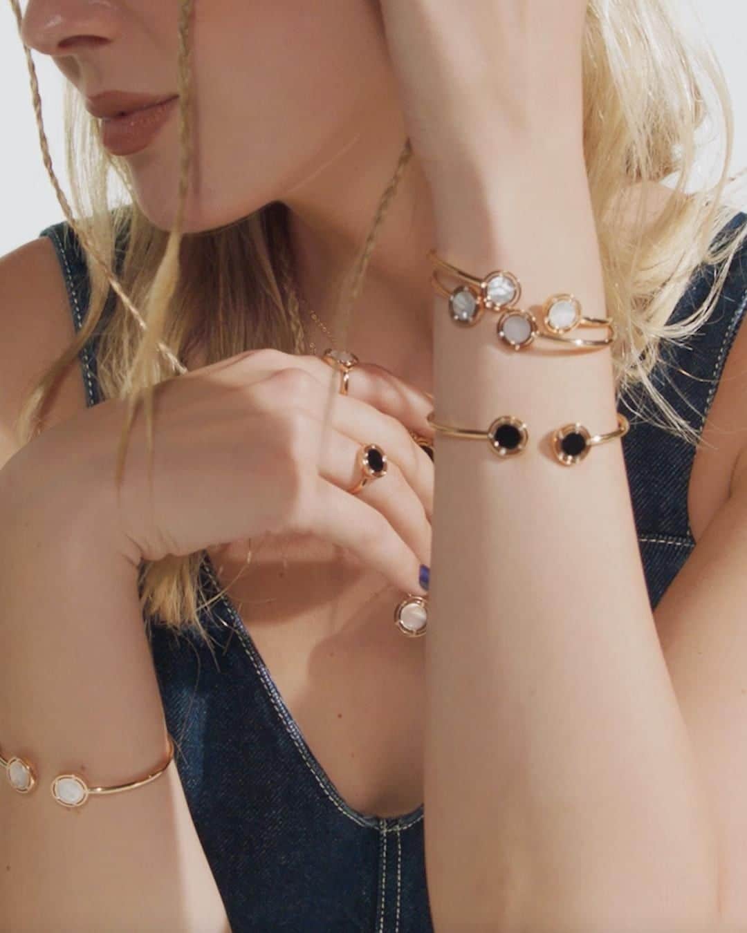 ダミアーニのインスタグラム：「The sophisticated beauty of each Damiani D.Side jewel catches the attention of fashion-conscious men and women.  #TastetheItalianExcellence #DamianiDSide #Damiani #Handmade #MadeInItal」