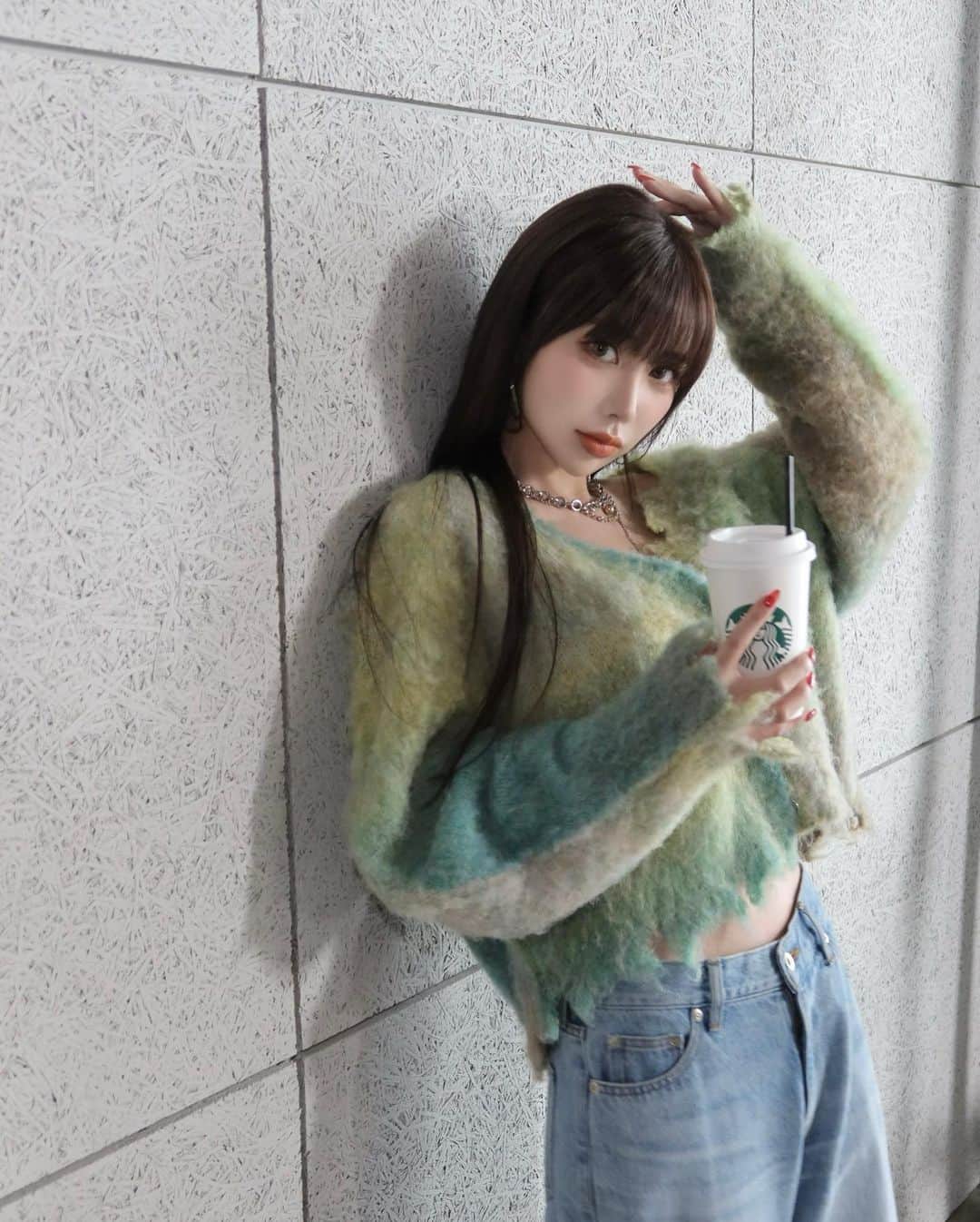 のインスタグラム：「撮影日💚  スタバで何飲むの？ってよく質問もらうんやけど、 私はいつもカフェラテ、ミルク低脂肪だよ🥛  #JOSEMOON」