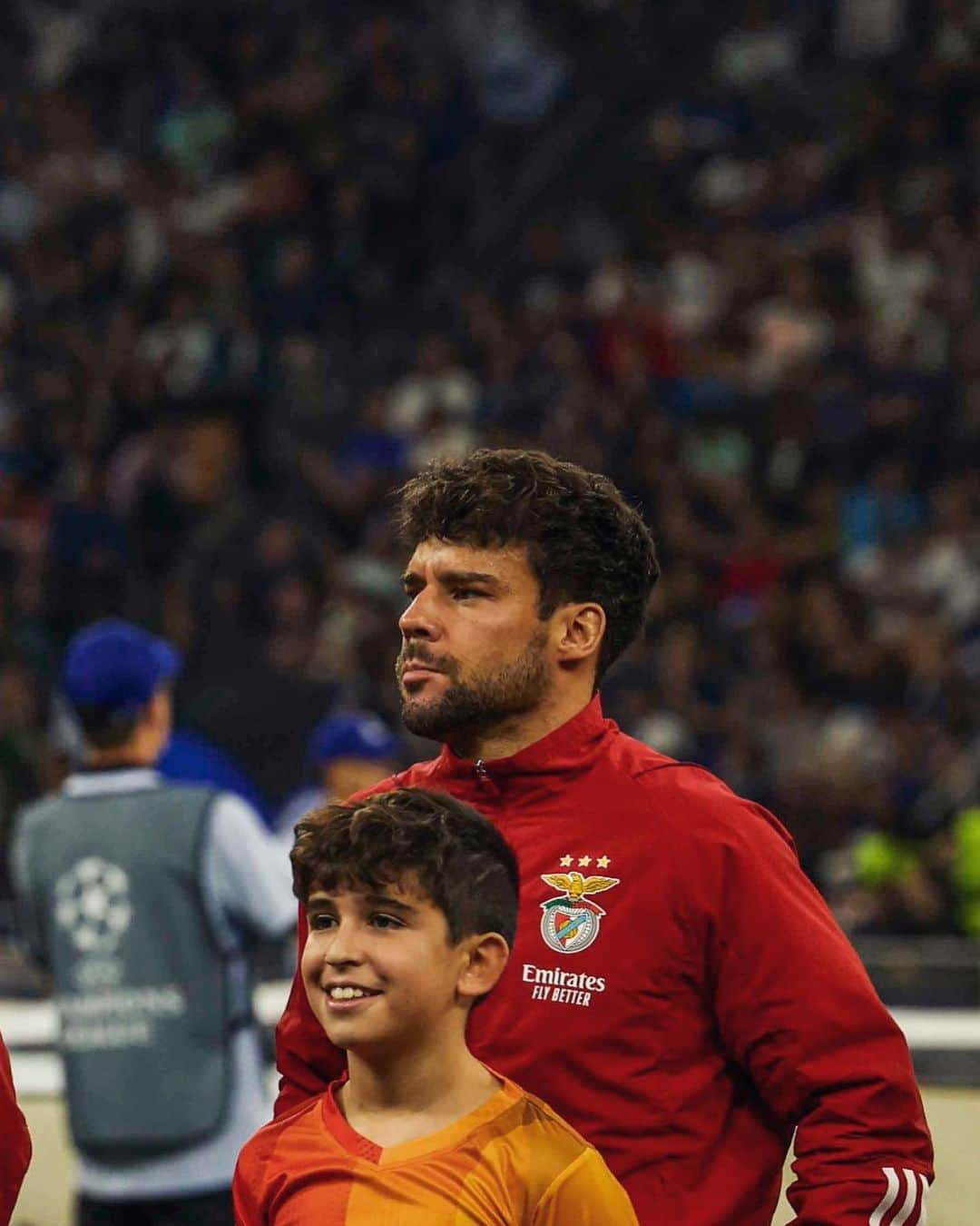 ファン・ベルナトのインスタグラム：「Contento por debutar con esta camiseta pero dolido con el resultado. Todavia nos quedan 4 finales. Ahora toca seguir preparándonos para lo que viene. 💪🏽💪🏽 @slbenfica 🔴⚪️」