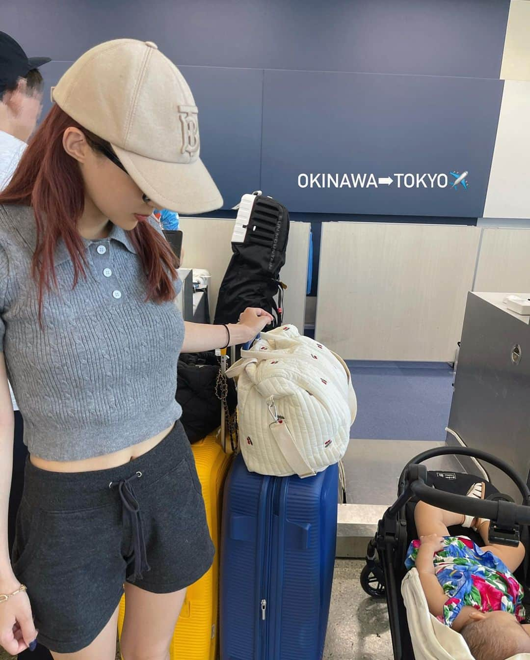 神田咲凛のインスタグラム：「親子コーデat那覇空港　🌴🌺  無事東京に戻ってきました~🗼  沖縄と違ってかなり涼しくなってる からやっと秋服が着れて嬉しすぎるな🍂  久々に恐竜さんを着た娘氏🦖@musumeshi_no_kiroku   だいぶムチムチだったからこれが ラストチャンスかねぇと目に焼き付けた爆笑  機内の恐竜さんはまた載せよ🤳  . . . . - . / . . . . . / . . . . . / . #赤ちゃんのいる生活 #赤ちゃんのいる暮らし #赤ちゃんコーデ #赤ちゃん連れ旅行 #赤ちゃん連れ沖縄 #沖縄旅行 #空港#空港コーデ#羽田空港 #親子コーデ #親子リンクコーデ #リンクコーデ #シミラールック#カルバンクライン#スウェットコーデ #空港ファッション #旅行コーデ #マザーズバッグ #ベビー服#母娘コーデ #母娘旅 #セットアップコーデ#飛行機#機内#那覇空港#空港ファッション #グレーコーデ#ニットコーデ」