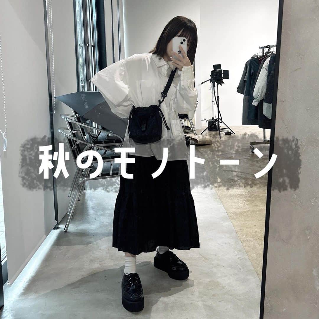 こねねこのインスタグラム：「みんなは普段何色が多い？  私は黒ばっかりです🐈‍⬛  7割 黒　残りカラー  って感じです  私服コーデと投稿コーデも  割と違いがあるかもです └最近街中で見かけてくれる方が増えてきて嬉しいと共にインスタの雰囲気と全然違う！！ってびっくりしちゃってないかなと心配な日もあります...^ ^ スウェット、ジャージに襟がヨレヨレなTシャツで渋谷歩いてたりとか全然するので... まあそれに関しては 部屋着で旅行行けるタイプの人間なので許してください。笑  やる気がある日はバチバチにコーデ組んだりと本当に気分屋なんです  あと古着とかストリート系は全然インスタに載せてないんだけど私服では結構着ます🎟️  今日は雨でむかついたけど大好きな先輩とスタバで仕事できたらご機嫌です  #低身長コーデ  #モノトーンコーデ  #シャツコーデ  #秋コーデ  #ロングスカート  #ootd」