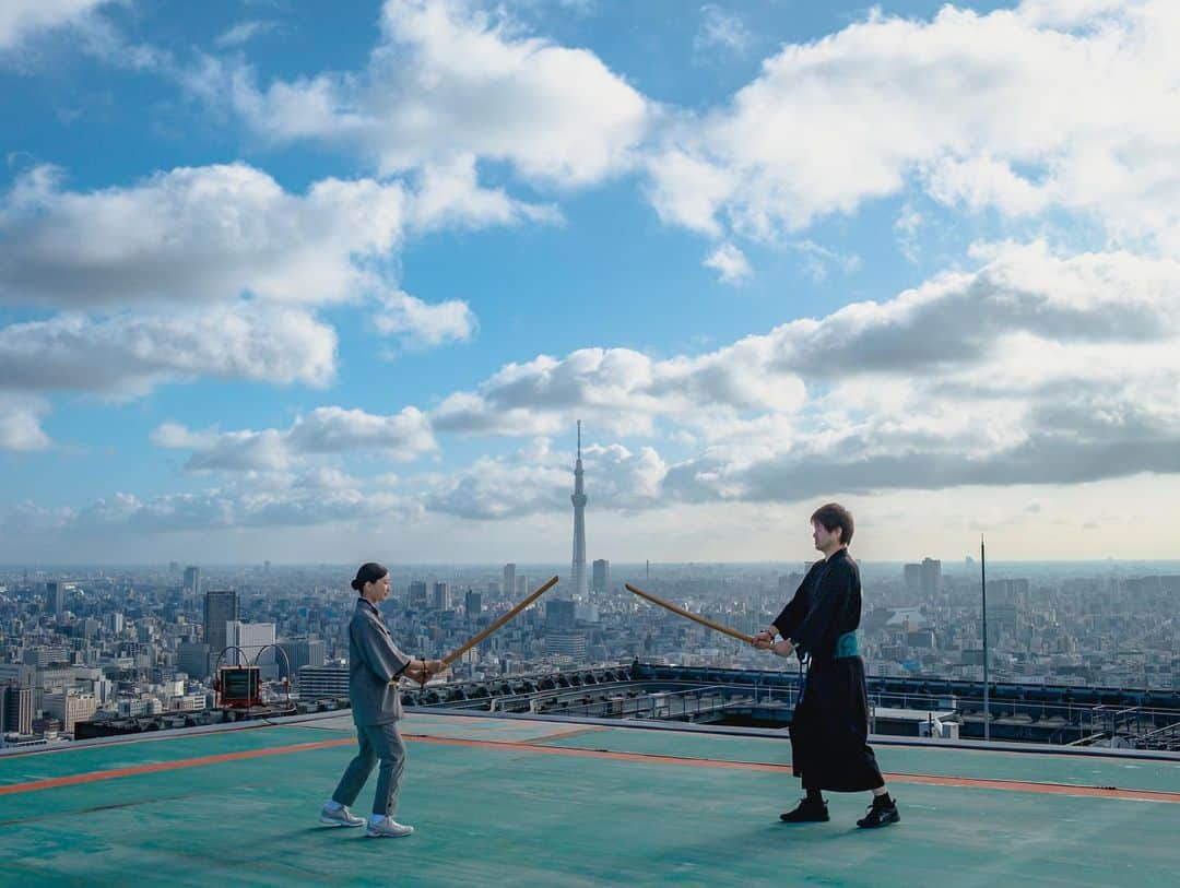 あや ◡̈*❤︎ayaのインスタグラム：「. 星のや東京/その②    心に刻まれるアクテビティ  東京の魅力を再発見できるアクテビティ（①枚目）地上約160mの絶景を眺めながら体を動かす「朝稽古」って、なんて大胆！しかもスカイツリー見えて視界を遮るものがない朝の東京の絶景🥺ここでしかできません  朝稽古後の温泉に入ってお部屋（⑤枚目）で頂く和朝食がまた最高で（⑥⑦⑧枚目）見た目も美しく野菜が豊富、量もちょうど良い感じで心がウキウキするような美味しい朝食でした。  茶の湯（③④枚目）  日本酒飲み比べ（⑨枚目）  さまざまなアクティビティが年間で楽しめるほか、季節に合わせたアクティビティも充実✨  ┈┈┈┈┈┈┈┈┈ 📍星のや東京 東京都千代田区大手町一丁目9番1  🚃東京駅 丸の内中央口より徒歩10分 もしくは地下鉄の大手町駅（A1もしくはC1出口）より わりとすぐ  🚗 首都高速「神田橋出入口」より 約2分 駐車場🅿︎あり  ┈┈┈┈┈┈┈┈┈  撮影協力 @hoshinoresorts.official  @hoshinoya.official   #星野リゾート　 #星のや東京 #日本旅館  #温泉旅館  #東京観光 #東京ホテル」