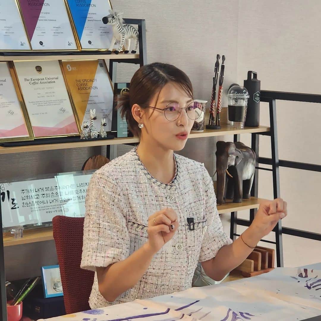 キム・ジョンファさんのインスタグラム写真 - (キム・ジョンファInstagram)「#안구정화커피 구독자분들이 궁굼해 하셨던.. 실생활에서 도움될 만한 질문들로 꽉 채워진 영상이 업로드 되었습니다^^ Q.커피를 맛있게 내리려면 어떻게 해야해요~~?? Q.까페 창업하려면 얼마나 드나요~~??^^ 이외에도 수준 높은 질문들도 많았습니다^^ 안구정화구독자 분들 수준이~~👏👏 저도 덕분에 즐거웠어요🙆‍♀️ #안구정화커피 에서 확인하실수 있습니다🙌」10月4日 18時40分 - junghwa_jjung