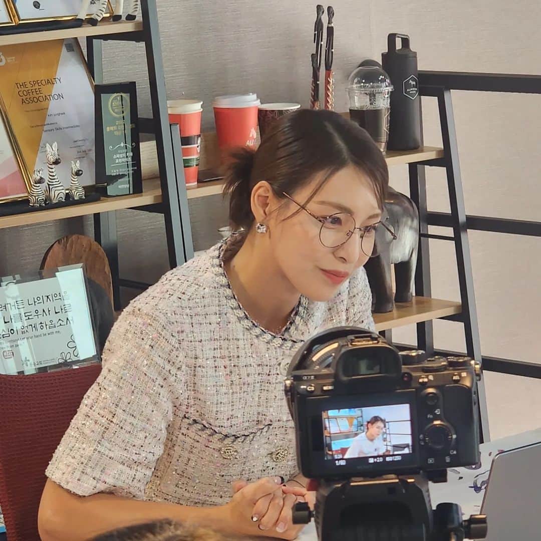 キム・ジョンファさんのインスタグラム写真 - (キム・ジョンファInstagram)「#안구정화커피 구독자분들이 궁굼해 하셨던.. 실생활에서 도움될 만한 질문들로 꽉 채워진 영상이 업로드 되었습니다^^ Q.커피를 맛있게 내리려면 어떻게 해야해요~~?? Q.까페 창업하려면 얼마나 드나요~~??^^ 이외에도 수준 높은 질문들도 많았습니다^^ 안구정화구독자 분들 수준이~~👏👏 저도 덕분에 즐거웠어요🙆‍♀️ #안구정화커피 에서 확인하실수 있습니다🙌」10月4日 18時40分 - junghwa_jjung