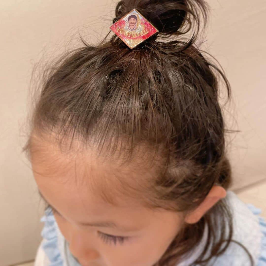 杉岡沙絵子のインスタグラム：「🏉💕 　 　 先日のららぽーと磐田でのイベントのときに レヴニスタの方からいただいた勇飛丸ヘアゴム🥹 　 　 長女が「トトだぁぁぁぁ💕💕💕」と爆喜び🤣 　 　 ありがたやーーー😭です！！！ 　 　 ・ ・ #静岡ブルーレヴズ#ヘアゴム#4歳ガール#推しはトト」