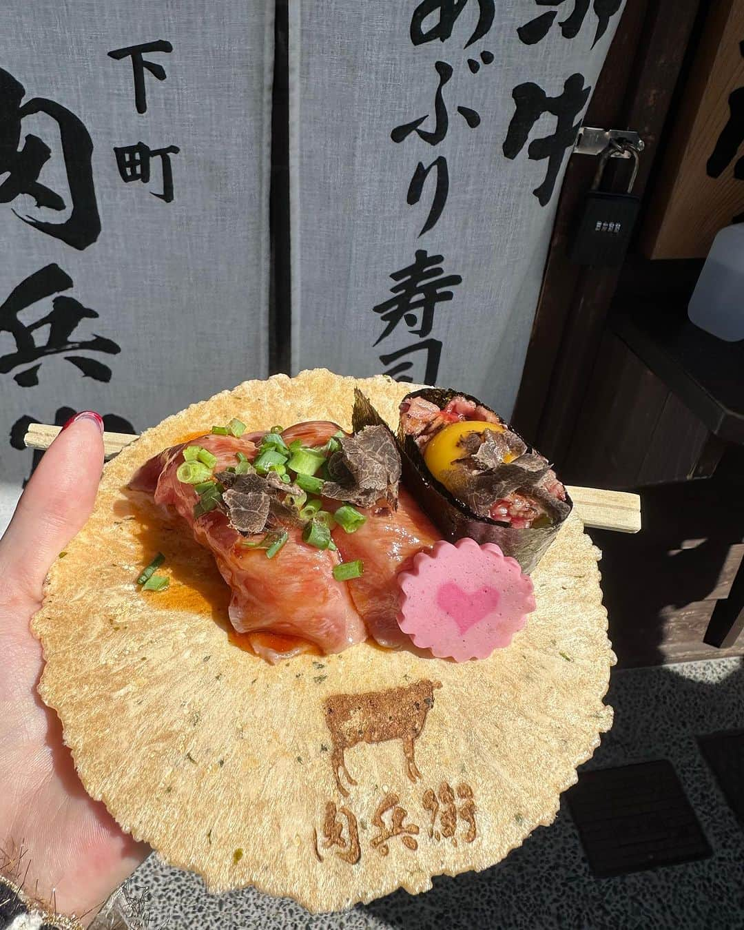 優姫ゆいなさんのインスタグラム写真 - (優姫ゆいなInstagram)「. ずっと行きたかった犬山城下町♡ 食べ歩きしてきたよぉ🍡 偏食の民なので映えるものは食べれないものが多いから茶色多めで。w みたら柴団子は可愛すぎて食べれなくなりそうだったぁぁ🥺 . #犬山城下町#食べ歩き#東京#新宿#六本木#名古屋#犬山#多治見#ファッション#귀엽다#패션#데일#셀스타그램#애니메이션#코스프레」10月4日 18時41分 - yuina_az