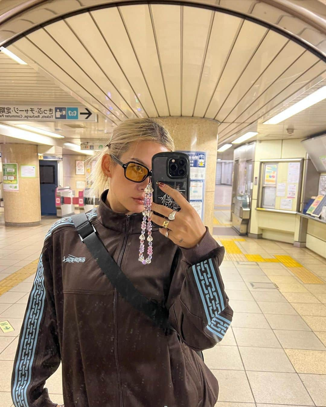 Satomi Biancaさんのインスタグラム写真 - (Satomi BiancaInstagram)「🤳🪞☔️🚇 　　 falliscoming 　 　 寒くて @genzai_official のお気に入りジャージが大活躍した日🐻 　　 　 乃木坂にレコードをかけてくれる 素敵なカフェを発見☕️  音楽と本が1日を豊かにしてくれる💫 　　 　　 #genzai  #trackjacket  #PR #falliscoming」10月4日 18時41分 - satobyyyy