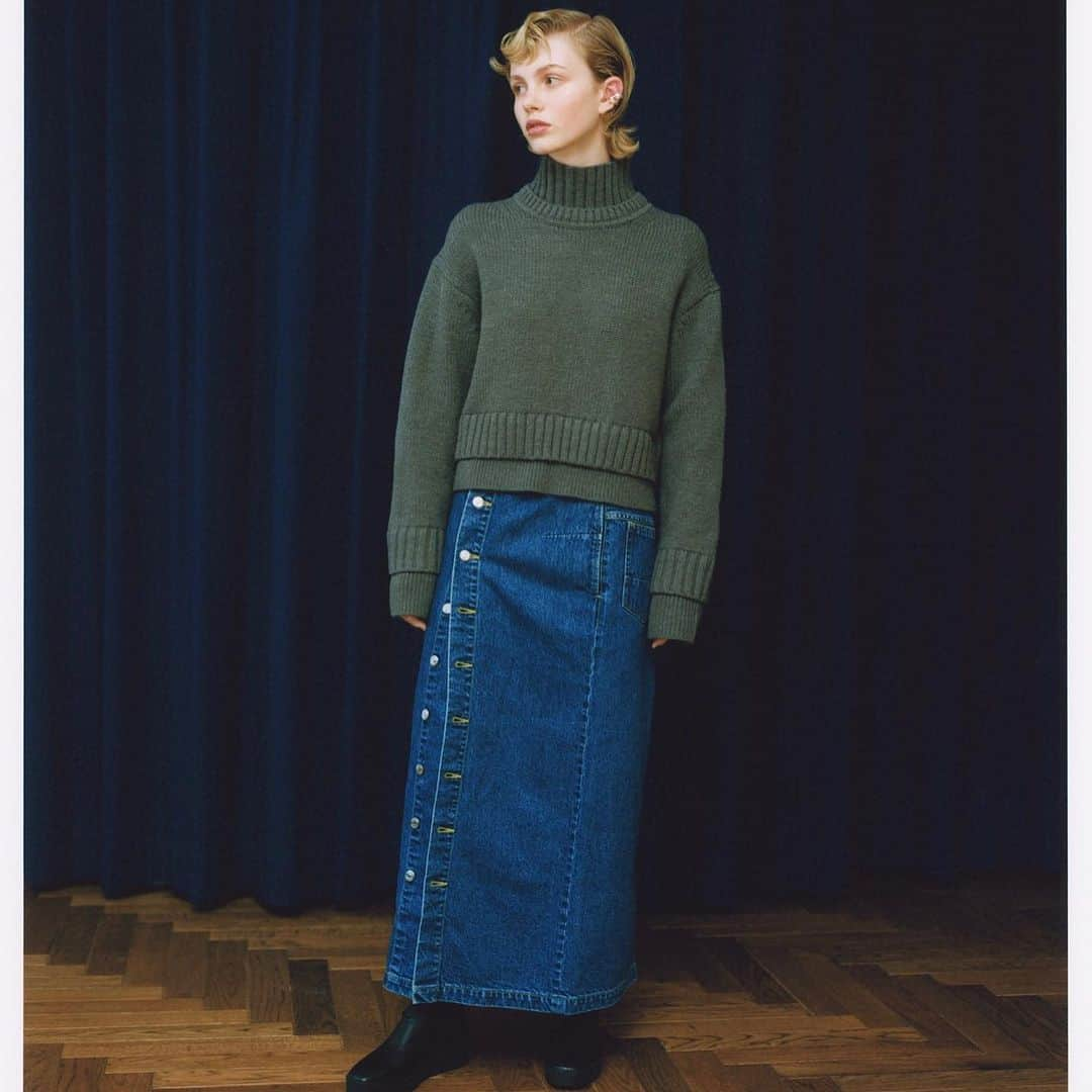 アストラットさんのインスタグラム写真 - (アストラットInstagram)「WINTER LOOK 2023  Sweater ¥25,300 Skirt ¥29,700  #astraet#アストラット#unitedarrows#ユナイテッドアローズ #冬#winter#newarrivals#新作 #look」10月11日 12時00分 - astraet_jp