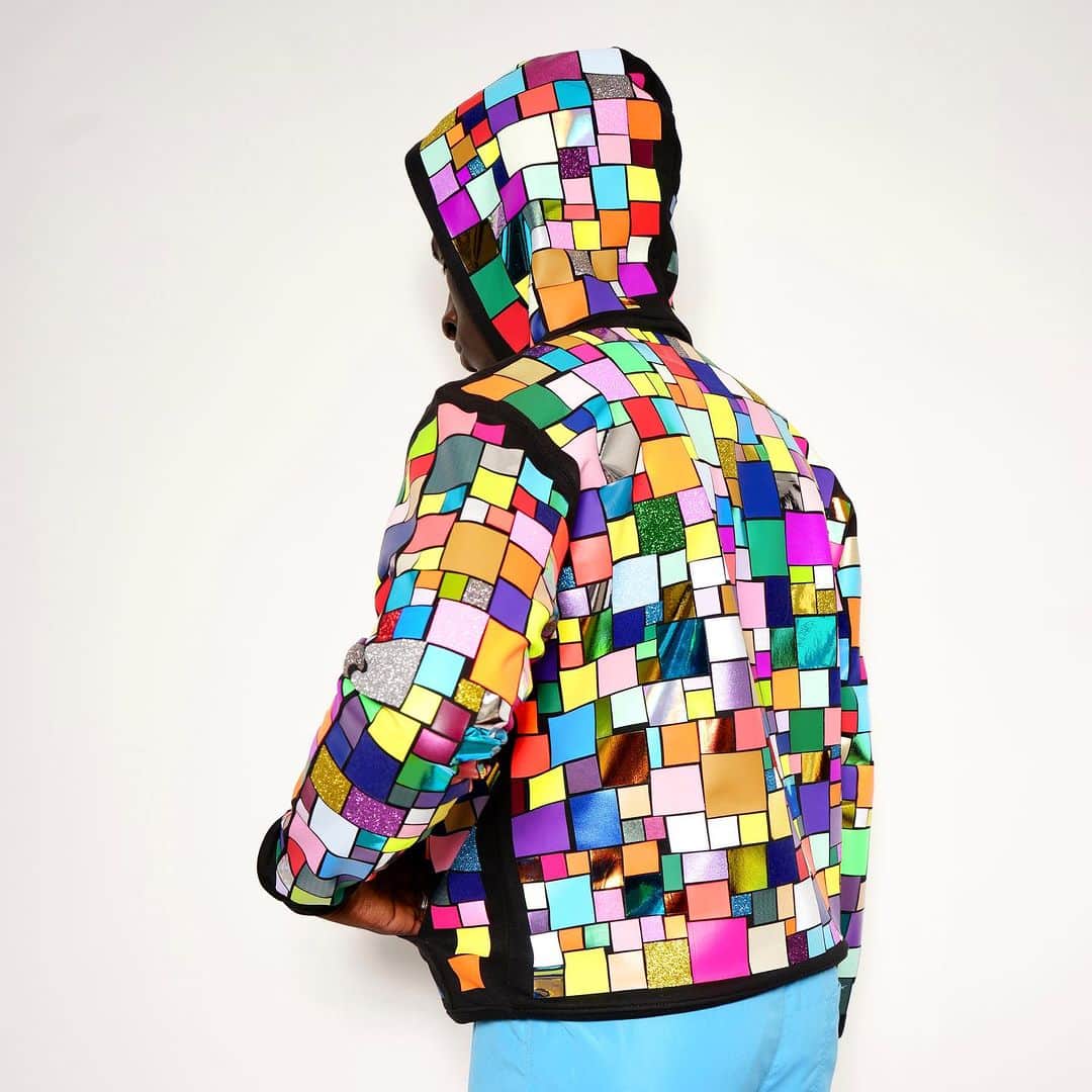 スタースタイリングのインスタグラム：「Ja, mosaic all over, all made by hand, takes 2 days to do! #handmadeinberlin #mosaic #ilovecolors #starstyling #transferfoil #colorfulhoody」