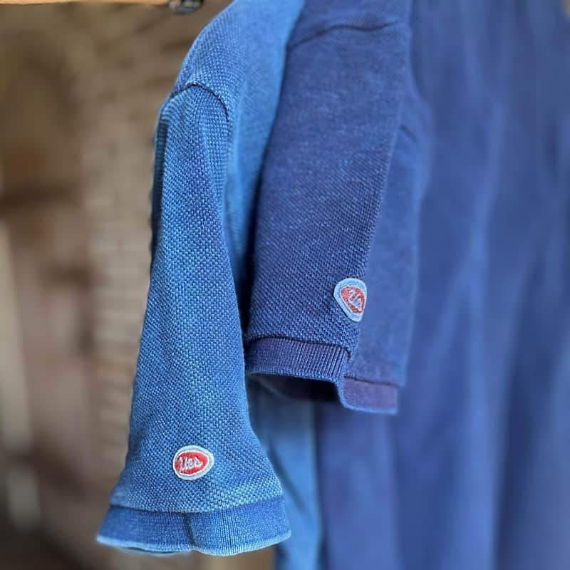 ウエスさんのインスタグラム写真 - (ウエスInstagram)「. LOOP WHEEL INDIGO POLO SHIRT Final made-to-order until 15th October 2023 !  吊り編みの鹿の子生地のインディゴポロシャツ。 デッドストック生地による最終受注会を 10/15(日)まで開催します！  . 現在販売中のポロシャツ生地になる前に採用していた吊り編みの鹿の子生地。旧式の吊り編機による柔らかく、厚みのある肌触りが特徴です。今回、このデッドストックの生地で最後となるインディゴポロシャツのオーダーを受注生産します。  ぜひ最後のチャンスをお見逃しなく。 ご予約は国内オンラインショップ、海外オンラインショップ、または大阪の直営店で受付しております。  ※写真は色落ちした経年劣化サンプルと比較しております。 ※ These photos are compared to faded sample. . #ues #uesclothing #uesdenim #uesdenimjapan #japanesedenim #japanmade #madeinjapan #mensclothing #menswear #mensfashion #mensstyle #loopwheel #indigo #poloshirts #poloshirt #indigoblue #indigostyle #fadedindigo #ruggedwear #ropedyed #ropedyedindigo #ウエス #ポロシャツ #インディゴ #経年劣化 #インディゴポロ #吊り編み #色落ち #吊り鹿の子ポロ #ポロシャツ受注会」10月4日 18時45分 - uesdenimjapan