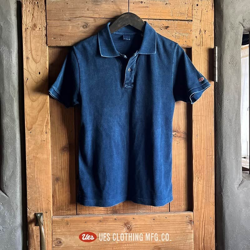 ウエスさんのインスタグラム写真 - (ウエスInstagram)「. LOOP WHEEL INDIGO POLO SHIRT Final made-to-order until 15th October 2023 !  吊り編みの鹿の子生地のインディゴポロシャツ。 デッドストック生地による最終受注会を 10/15(日)まで開催します！  . 現在販売中のポロシャツ生地になる前に採用していた吊り編みの鹿の子生地。旧式の吊り編機による柔らかく、厚みのある肌触りが特徴です。今回、このデッドストックの生地で最後となるインディゴポロシャツのオーダーを受注生産します。  ぜひ最後のチャンスをお見逃しなく。 ご予約は国内オンラインショップ、海外オンラインショップ、または大阪の直営店で受付しております。  ※写真は色落ちした経年劣化サンプルと比較しております。 ※ These photos are compared to faded sample. . #ues #uesclothing #uesdenim #uesdenimjapan #japanesedenim #japanmade #madeinjapan #mensclothing #menswear #mensfashion #mensstyle #loopwheel #indigo #poloshirts #poloshirt #indigoblue #indigostyle #fadedindigo #ruggedwear #ropedyed #ropedyedindigo #ウエス #ポロシャツ #インディゴ #経年劣化 #インディゴポロ #吊り編み #色落ち #吊り鹿の子ポロ #ポロシャツ受注会」10月4日 18時45分 - uesdenimjapan