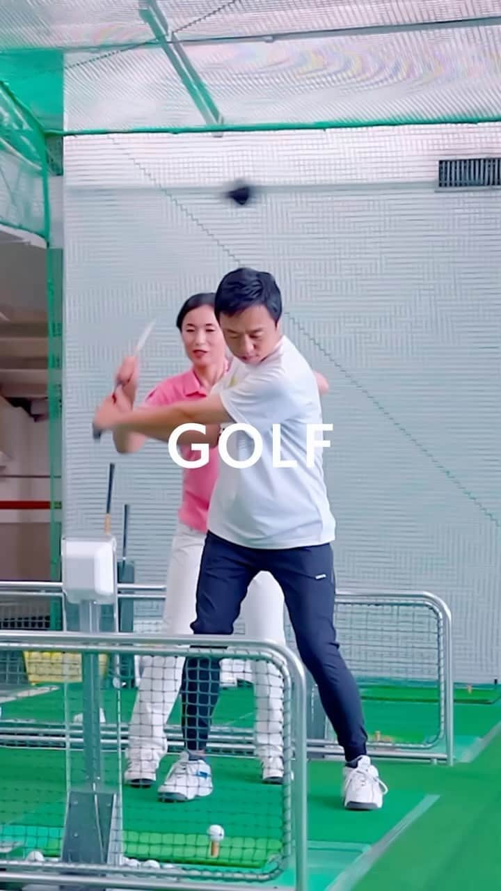 品川プリンスホテルのインスタグラム：「ホテルステイしつつインドアゴルフを楽しんで🏌️‍♂️❗️  品川プリンスホテル内にある高輪ゴルフセンターは、インドアのため天候・季節を気にせずプレイを満喫できます。シミュレーター打席（GOLFZON GDR）、アプローチ打席、バンカー打席などを完備しているので、秘密特訓してレベルアップも叶うかも？ ティーチングプロが1対1で指導してくれるプライベートレッスンは、ラウンド前の練習にも最適です✨  Enjoy indoor golf while staying at the hotel🏌️‍♂️❗️  At the indoor golf center located within the Shinagawa Prince Hotel, you can enjoy playing without worrying about the weather and season.With simulator hitting bays (GOLFZON GDR), approach hitting bays, bunker hitting bays, and more available, could it be your secret training ground to level up?Private lessons with a teaching pro, offered on a one-on-one basis, are perfect for pre-round practice as well✨  #高輪ゴルフセンター#ゴルフ #ゴルフ練習 #ゴルフ練習場 #インドアゴルフ  #品川ゴルフ #品川ゴルフレッスン #品川ゴルフスクール #駅前ゴルフ #駅前ゴルフスクール #ゴルフシュミレーター #ゴルフアプローチ #バンカー練習 #バンカー練習場 #ホテルでゴルフ #品プリ #品川プリンス #品川プリンスホテル #プリンスホテル #東京 #品川 #品川駅 #東京ホテル #品川駅徒歩2分 #golf#shinagawa #shinagawaprince #shinagawaprincehotel」