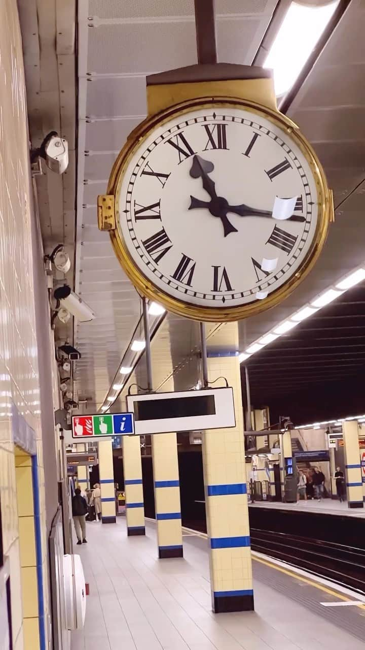 @LONDON | TAG #THISISLONDONのインスタグラム：「🚇 #LiverpoolStreet to #Aldgate for a 🎥 shoot - anyone else love the old brass clock ⏰ in Aldgate!? It’s the little things… ☺️ Hope you’re all having a fantastic week! 🙌🏼 @MrLondon   ___________________________________________  #thisislondon #lovelondon #london #londra #londonlife #londres #uk #visitlondon #british #🇬🇧 #whattodoinlondon #londonreviewed #londonunderground #tfl #transportforlondon #tube」