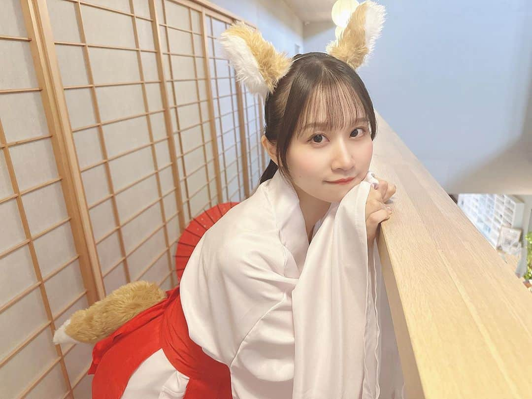 八木沙季のインスタグラム：「🤍🤍  巫女さんになったよ☺️ 耳としっぽもつけたんだーー🦊 みんなのお家にいくね🍜」