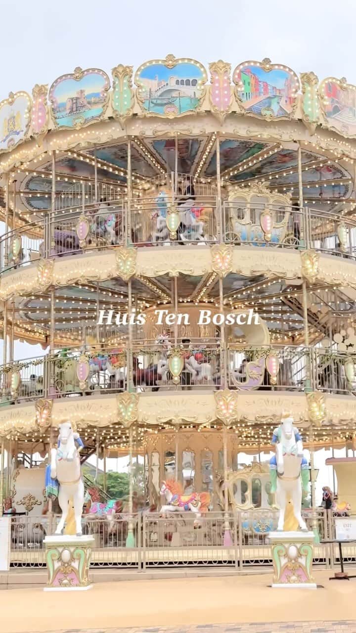 RIEのインスタグラム：「【 ハウステンボス 】 まるでジブリの世界観が広がる 夢のようなメリーゴーランド🎠 ⁡ 世界最大級の3階建てメリーゴーランドは 長崎県佐世保市にあるハウステンボスに誕生🇯🇵 ⁡ ⁡ ⁡ A merry-go-round that resembles something out of Ghibli has been created at Huis Ten Bosch in Nagasaki. It's the world's largest three-story merry-go-round. Huis Ten Bosch is a theme park that features the largest area in Japan, providing a place where you can immerse yourself in the European atmosphere and enjoy its ambiance. ⁡ ⁡ ⁡ ⁡ ⁡ #ハウステンボス #メリーゴーランド #huistenbosch #nagasaki #anime #rietabi_nagasaki #일본여행 #나가사키 #하우스텐보스 #지브리 #애니메이션」