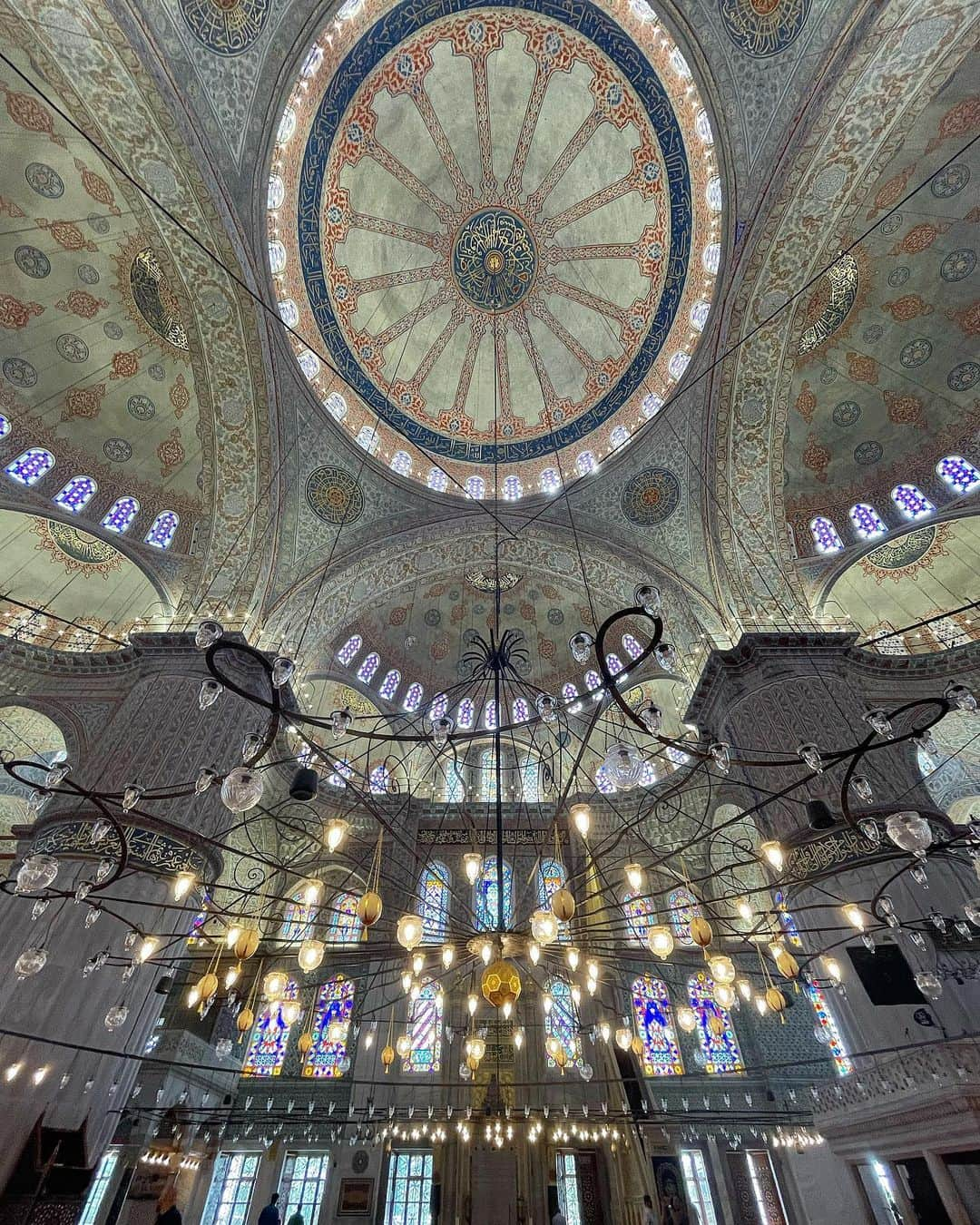 myumyuさんのインスタグラム写真 - (myumyuInstagram)「#ブルーモスク 正式名称は#スルタンアフメトモスク#SultanAhmetCamii  3つ前投稿のピンクのライトアップのモスクほんとはこんな色🩵  入り口でスカーフ借りて頭に巻くよ🧕  #Türkiye#Turkey#turkeytravel#turkey🇹🇷#Istanbul#i̇stanbul#istanbulturkey#traveler#travelawesome#travelgram#traveltheworld#mosque#hotelview#hotelbar#bluemosque#sultanahmetmosque #トルコ#トルコ旅行#イスタンブール#海外旅行#海外旅行好きな人と繋がりたい#旅行#海外旅行大好き#旅スタグラム#歴史地区#世界遺産#モスク」10月4日 20時00分 - myumyu_travel_bikini