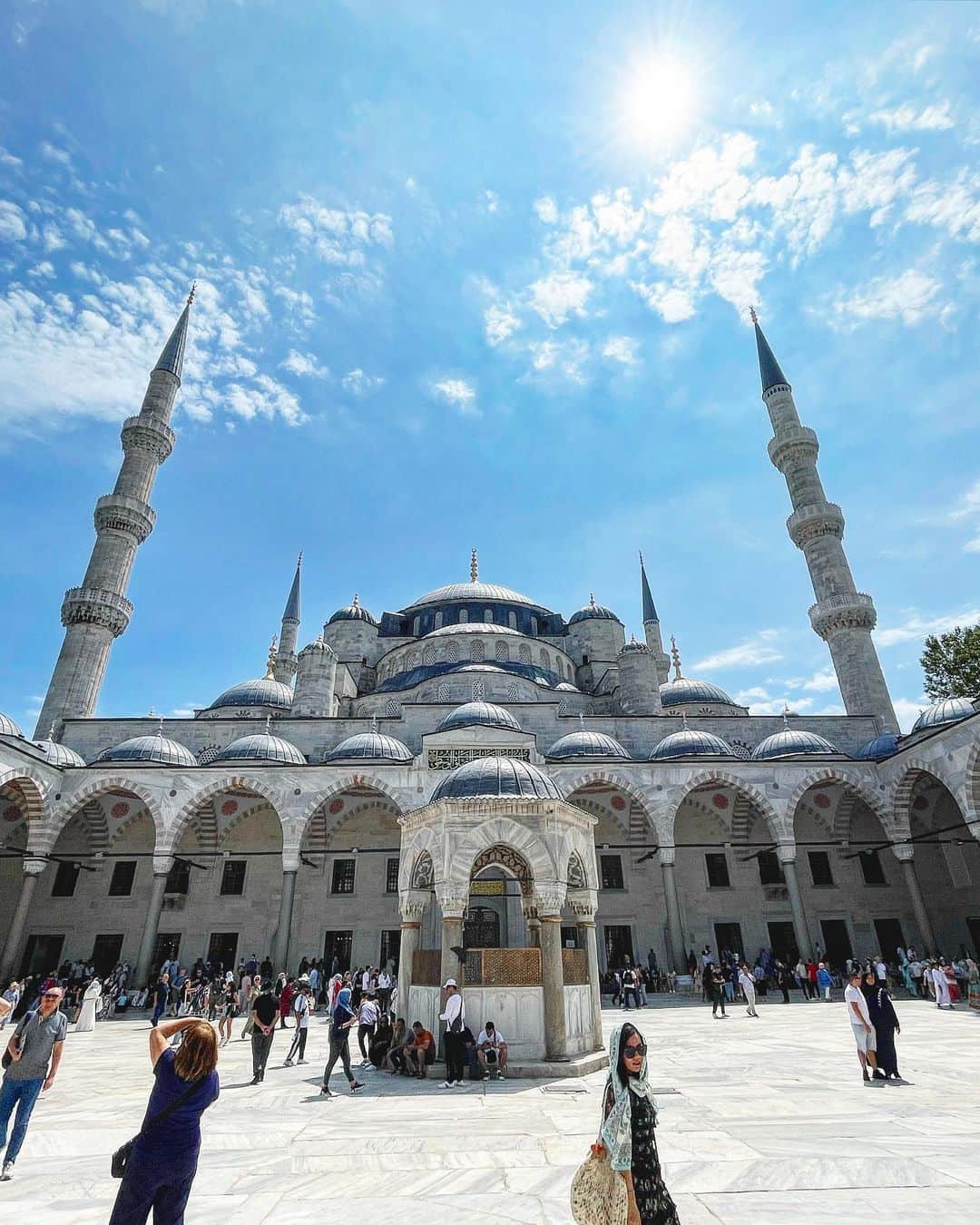 myumyuさんのインスタグラム写真 - (myumyuInstagram)「#ブルーモスク 正式名称は#スルタンアフメトモスク#SultanAhmetCamii  3つ前投稿のピンクのライトアップのモスクほんとはこんな色🩵  入り口でスカーフ借りて頭に巻くよ🧕  #Türkiye#Turkey#turkeytravel#turkey🇹🇷#Istanbul#i̇stanbul#istanbulturkey#traveler#travelawesome#travelgram#traveltheworld#mosque#hotelview#hotelbar#bluemosque#sultanahmetmosque #トルコ#トルコ旅行#イスタンブール#海外旅行#海外旅行好きな人と繋がりたい#旅行#海外旅行大好き#旅スタグラム#歴史地区#世界遺産#モスク」10月4日 20時00分 - myumyu_travel_bikini