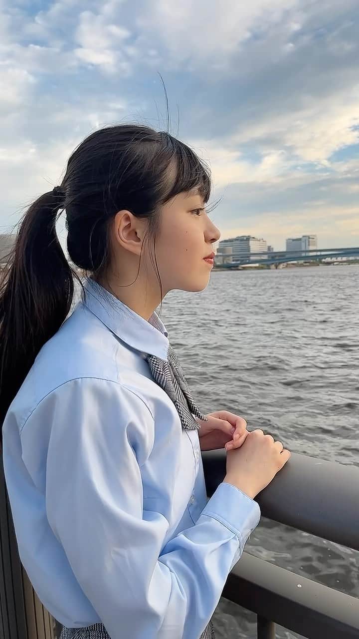のインスタグラム：「風が強い🥹💦  この日の制服お気に入りです✨️  #制服#uniform#なんちゃって制服#可愛い#お気に入り#Japan#JapaneseGirl#16歳#16yearsold#スターダストプロモーション#スターダスト#JK#FJK#女子高生#武上陽奈」