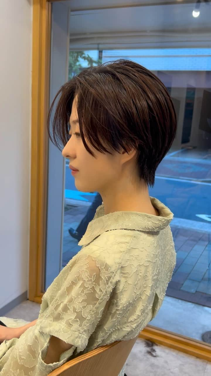 阿藤俊也のインスタグラム：「ばっさりのハンサムショート✂︎  髪質を生かしたヘアスタイルはお任せください✨  ※好きな雰囲気のスタイルのお写真あれば ぜひ持参ください！！ 好みが伝わりやすいので、ありがたいです☺️  ◆イメージ変えたいけど、似合うか心配😥 ◆いつもどこか似合ってない気がする😥 ◆自分に似合う髪型がわからない😥 ◆自分でうまくセット出来ない😥 ◆とにかく良い感じになりたい😥  どんなお悩みでもご相談ください☺️ どんな状態からでも、素敵にします✨✨ 年齢も問わず、どなたでも  【⚠️ご予約について⚠️】 ↓↓↓↓↓↓↓↓↓↓↓↓↓ ホーム画面URLからへ 簡単にご予約可能です😊 予約がよくわからない場合は、 お電話にて確認お願い致します🤲🤲  #ショート#ショートボブ#ショートへア#ヘアスタイル#大人ハンサムショート#くびれレイヤー#大人へア#ボブ#ショートカット#ハンサムショート#レイヤーカット#前下がりボブ#クセ毛カット #ベリーショート#ベリショ #黒髪ショート #清澄白河#清澄白河美容室#阿藤俊也 #haircut #shorthair #hair」