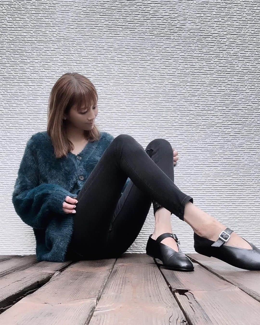 山本明果のインスタグラム：「⠀ ⠀ ⠀ ⠀ COSのレザーシューズ レザーが柔らかくて足にフィットして履きやすい。 クラシック感のあるデザインがかわいくて秋にもぴったり。 ⠀ ⠀⠀ ⠀ @cosstores_jp  #cosbyyou#cosstores#cosjapan #cosstoresad #pr」