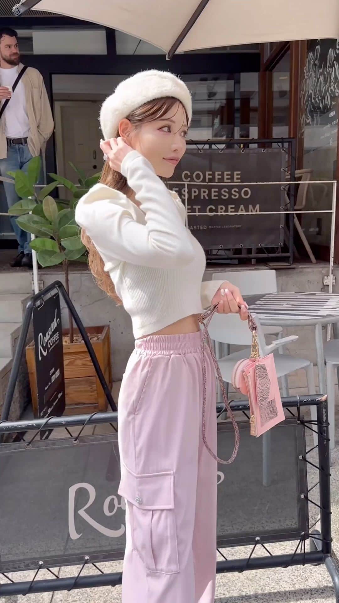 Radyのインスタグラム：「. リクエスト殺到🥹💗 超トレンドのカーゴパンツ🫶🏻  ハリが出過ぎずストンと落ちる このシルエットが綺麗すぎ!!✨  大人気の予感なのでスタンバイよろしくです🥹💗  #Rady #レディ #武藤静香 #カーゴパンツ #秋コーデ」