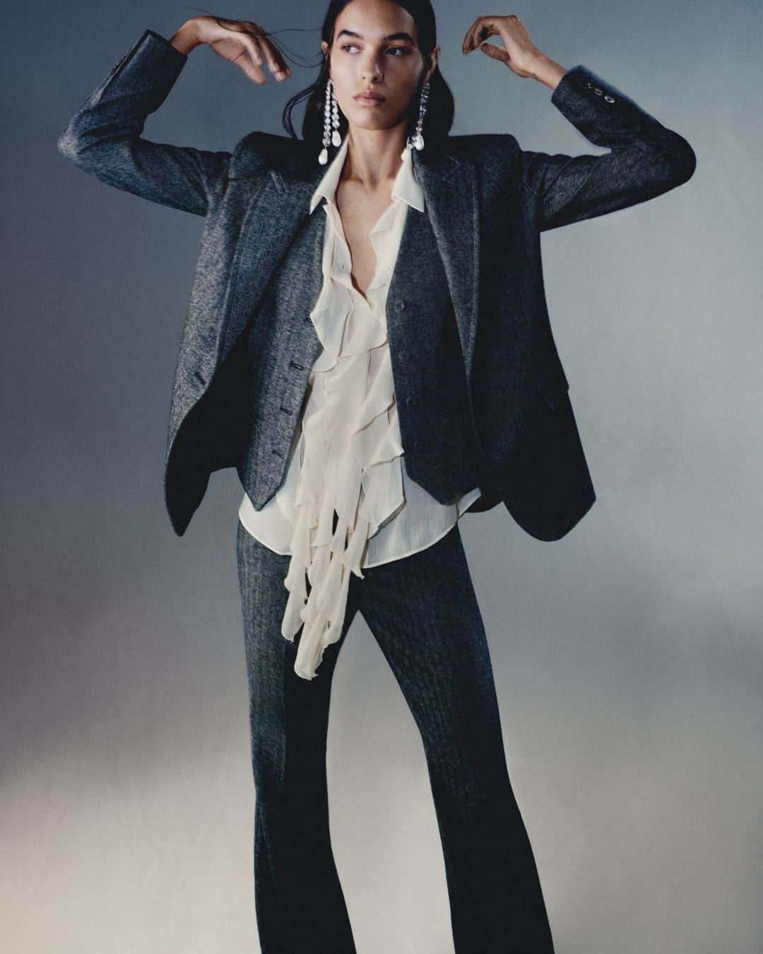 MANGOのインスタグラム：「Contradictions are key to creating the most powerful outfits, like this one, in which the 70s and the 00s get along like never before 💥 ⁣ Discover more iconic looks at our new collection, at mango.com ⁣ Blazer: 57067760 ⁣ Shirt: 57057758 ⁣ Pants: 57077760 ⁣ #MangoWoman」