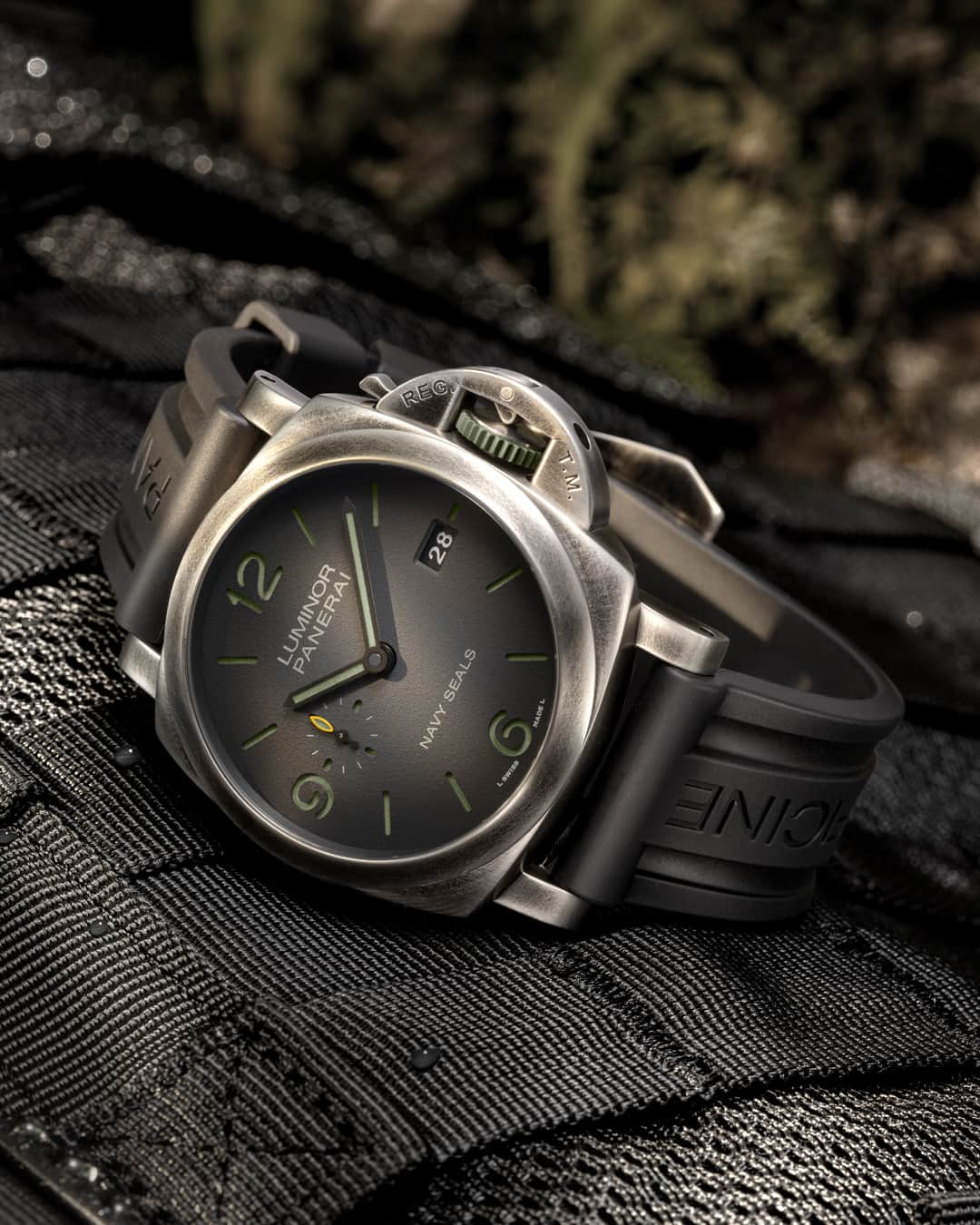 オフィチーネ パネライさんのインスタグラム写真 - (オフィチーネ パネライInstagram)「New Luminor Marina Navy SEALs #PAM1412 - Delve into heritage in a 44mm steel Brunito case, hand-finished for a timeless narrative.  Discover more through the link in Bio.   #Panerai #NavySEALs #PaneraiWatch」10月4日 19時00分 - panerai