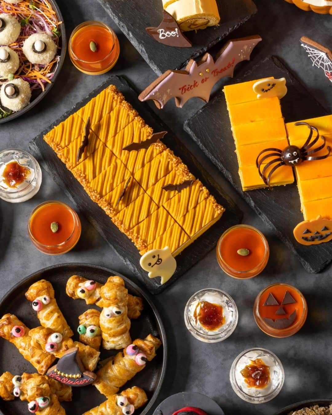 のインスタグラム：「🍁10月31日まで！ハロウィン アウタヌーンティー ブッフェ開催🎃  ハロウィンには欠かせないかぼちゃをはじめ、栗やさつまいもなど旬の味覚をたっぷりとつかったユーモアあふれるメニューをご用意しました。  口あたりなめらかなパンプキン プリンのほか、ミイラや棺をモチーフにしたセイボリーなど、目も舌も楽しめるメニューにこどもから大人までワクワク✨ シェフ自慢のメニューをどうぞお楽しみください♪  Grand Hyatt Tokyo's "Halloween Afternoon Tea Buffet" is now open for bookings! 🦇👻  This charming buffet spread features the full breath of Japan’s seasonal flavors, from chestnut and sweet potato to the iconic Halloween pumpkin. 🎃 With its wide array of spooky sweet and savory treats, this vibrant and delicious feast will please your eyes and your palate. ✨  Visit The French Kitchen before October 31st for your chance to experience this thrilling seasonal buffet. 🍁  #グランドハイアット東京 #grandhyatttokyo #grandhyatt #hyatt #worldofhyatt #tokyo #roppongihills #アフタヌーンティー #ヌン活 #halloween」