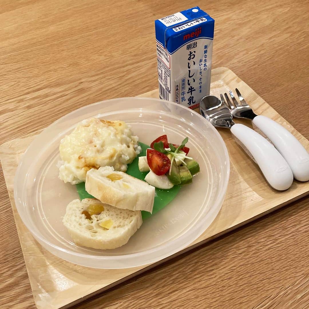 D BY DADWAY（ディーバイダッドウェイ）のインスタグラム：「夕飯 ーーーーーーーーーーーーーーーーーーー  こんにちは、D by DADWAYデザイナーのsuiです。  今朝は一段と涼しさが増し秋らしい気温でした。 みなさんがお住まいの地域ではいかがでしたか？  保育園にお迎え後は、息子の夕飯の支度へと息つく暇なくキッチンへ向かうのが日課です。 時には疲れて何もしたくない日もさすがにありますよね。 昨晩は冷凍食品と買ってきたパンをお皿に乗せた手抜きTHE晩ご飯でした。 それでも満面の笑みで美味しいと言ってくれる息子を見ていると、誰と食べるかが大事なんだな〜っと感じるのでした。  さて、今晩は明日の晩ご飯の準備をやってから寝るとしようかな。  #dadway #ダッドウェイ #dbydadway #ベビー #赤ちゃん #ママ #デザイナー #1歳半 #1歳半ママ #男の子ママ #育児日記 #子育て記録 #新米ママ #子供のいる暮らし #suiコラム #成長記録 #令和4年ベビー #ワーママ #夕飯 #お散歩」