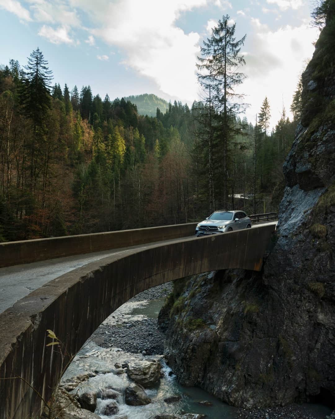 メルセデス・ベンツさんのインスタグラム写真 - (メルセデス・ベンツInstagram)「No mountain too high: On a road trip through Austria with the GLC.   📷 @marvinzilm_hp    #MercedesBenz #GLC」10月4日 19時00分 - mercedesbenz