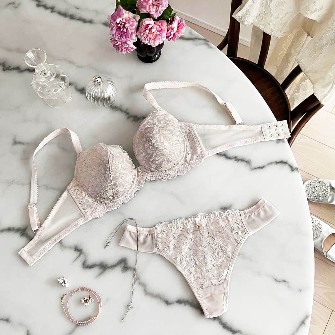 BradelisNewYork/ブラデリスニューヨークのインスタグラム：「. BRADELIS Naomi 23A2 -Step2- New Arrival.+  Step2≪ナオミブラ≫から秋の新作が登場♡  グラフィカルで幾何学的なリバーレースが印象的.*° 伝統衣装の刺繍からインスピレーションを受けた花柄は、 上品な中にも力強さを感じられます❁⃘  こなれ感のある【テラコッタ】は、 落ち着いたブラウンと華やかなレッドの中間の絶妙なカラー♪.+° エレガントな【エクリュ】と、肌を白く見せてくれる【ディープブルー】の3色からお選びいただけます◎  ・ ・ ・ ※ご使用のパソコンモニターやスマートフォンの画面によっては、商品の色合いが画面表示のものと現物で異なる場合があります。  #ブラデリスニューヨーク #ブラデリス #bradelisnewyork #育乳ブラ #bradelis #育乳 #補整ブラ #補整下着 #補正 #補正ブラ #スタイルアップ #ボディメイク #新作 #aw #styleup #バストケア #美ボディ #秋冬」