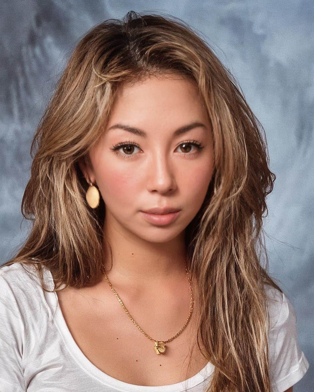 詩音さんのインスタグラム写真 - (詩音Instagram)「Fact: Mommy joined the AI yearbook trend right before her daughter's actual yearbook photo shoot. Btw who are you??😂💜 #yearbook #aiyearbook」10月4日 19時00分 - shion_baysidediva
