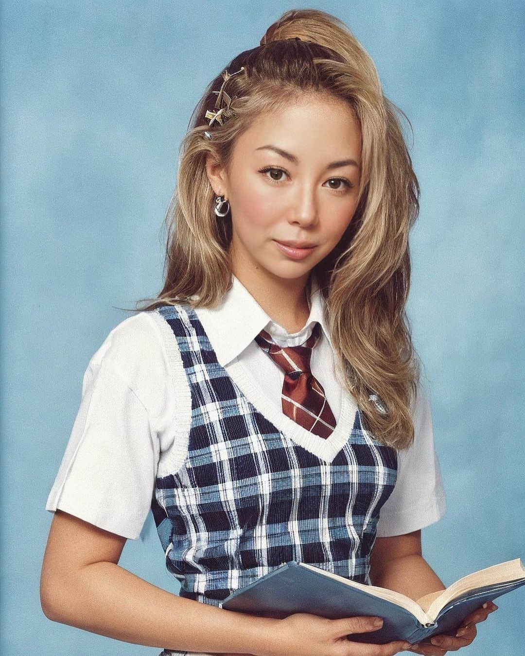 詩音のインスタグラム：「Fact: Mommy joined the AI yearbook trend right before her daughter's actual yearbook photo shoot. Btw who are you??😂💜 #yearbook #aiyearbook」