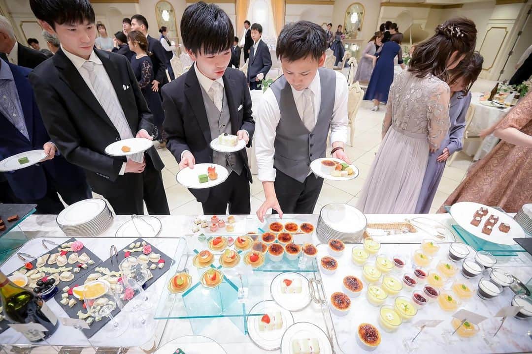 のインスタグラム：「* * 『デザートビュッフェ！』 * * コース料理の最後には おふたりからのプレゼント！！ * * キラキラと色とりどりに並ぶ デザートにゲストもルンルン☺️🧡 * デザートビュッフェにはかかせない商品 冷たい石の上でパティシエが アイスをお作りします♪ * アイスはお子様にも大人気です⭐︎ * *─────────────*  名古屋の結婚式場　アニヴェルセル 白壁 @anniversaire_shirakabe   ⧉名古屋を代表するロイヤルブルーの大聖堂 ⧉天候に左右されない全天候型のアトリウム ⧉テーマに合わせて選べる3つのパーティ会場  青い光に包まれた幻想的な空間で 憧れの大聖堂ウェディングが叶います  *─────────────*  #結婚式  #結婚式コーデ   #結婚式準備   #結婚式レポ   #デザートビュッフェ  #パティシエグラシエ  #披露宴  #感動  #新郎新婦  #入籍  #入籍しました   #2024春婚  #2024夏婚  #2024秋婚  #2024冬婚  #挙式   #挙式レポ   #プレ花嫁  #プレ花嫁準備  #名古屋プレ花嫁   #名古屋プレ花嫁さんと繋がりたい   #名古屋結婚式場   #アニヴェルセル  #アニヴェルセル白壁  #ブライダルフェア」