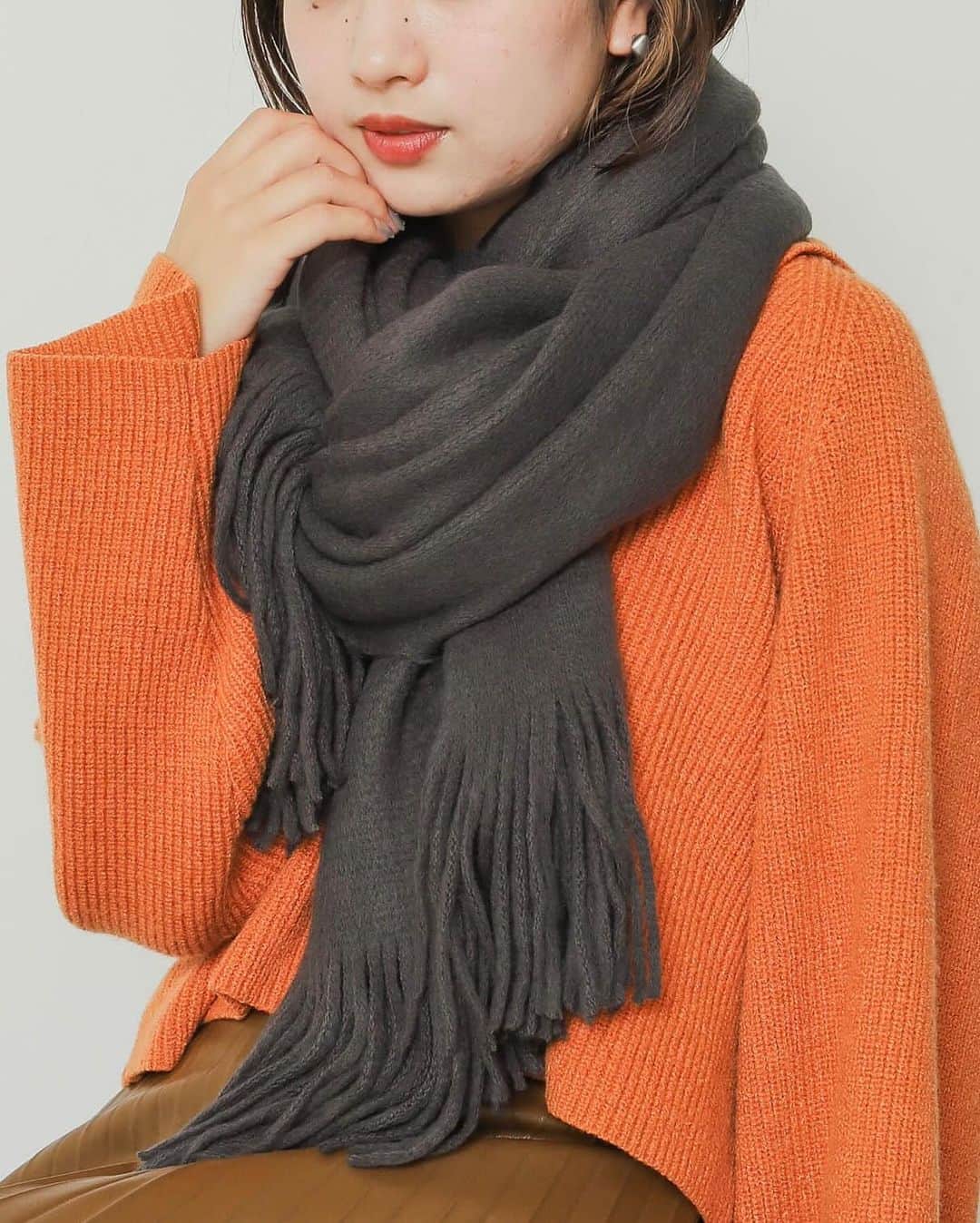 のインスタグラム：「気持ちいい肌触りが素敵な毎シーズン人気のロングセラーアイテム🧡  ニットフリンジストール ¥3,850(税込）  size : one color : CHARCOAL /IVORY / BLACK/BLUE  #senseofplace_ur #senseofplacebyurbanresearch #センスオブプレイス #センスオブプレイスバイアーバンリサーチ #アーバンリサーチ #newin #マフラー #ストール」