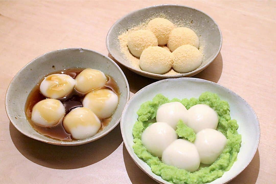 レッツエンジョイ東京のインスタグラム：「驚くほどもっちりプルプルの和スイーツ✨  浅草にある、作りたての白玉やくずきりなどが楽しめる甘味カフェ「甘味 みつや」をスイーツコンシェルジュのはなともさん（@HANATOMO84）が紹介。  ＝＝＝ 来店するほとんどの方が注文するというのが「みつ白玉」。注文後に茹でるもっちりプルプルの白玉と自家製の蜜が大人気だそう。  一番人気の「黒みつきなこ」は、モチモチの白玉に、たっぷりのきなこをかけた一品。沖縄県波照間島の黒糖に水と和三盆を加えて煮詰めた、自家製の黒蜜をかけていただきます。黒蜜の深いコクと甘みが、きなこの香ばしさとよく合います。  色鮮やかなグリーンが映える「ずんだ」は、枝豆に比べて、色、香りが強い、山形県産の秘伝豆を使用した贅沢な一品です。  醤油とみりん、さらにキビ糖を加えて煮詰めた「みたらし」は、甘じょっぱい味わいが特徴で、白玉との相性もバッチリ。  蜜の種類はメニューによってそれぞれ違うので、友達と別々の種類を注文して食べ比べてみるのもオススメですよ。手作りにこだわった、人気の「みつ白玉」をぜひ味わってみて😋  🔸甘味 みつや @kanmi_mitsuya 📍東京都台東区浅草1-32-13 🚉浅草  #レッツエンジョイ東京 #おでかけ #おでかけスポット #甘味みつや #みつや #白玉 #白玉団子 #白玉だんご #和スイーツ #和スイーツ部 #和スイーツカフェ #和スイーツ好き #黒蜜 #きなこ #ずんだ #みたらし #浅草観光 #浅草食べ歩き #浅草デート #浅草グルメ #浅草スイーツ #浅草カフェ #東京カフェ #和カフェ #甘味処  #浅草 #カフェ #東京」