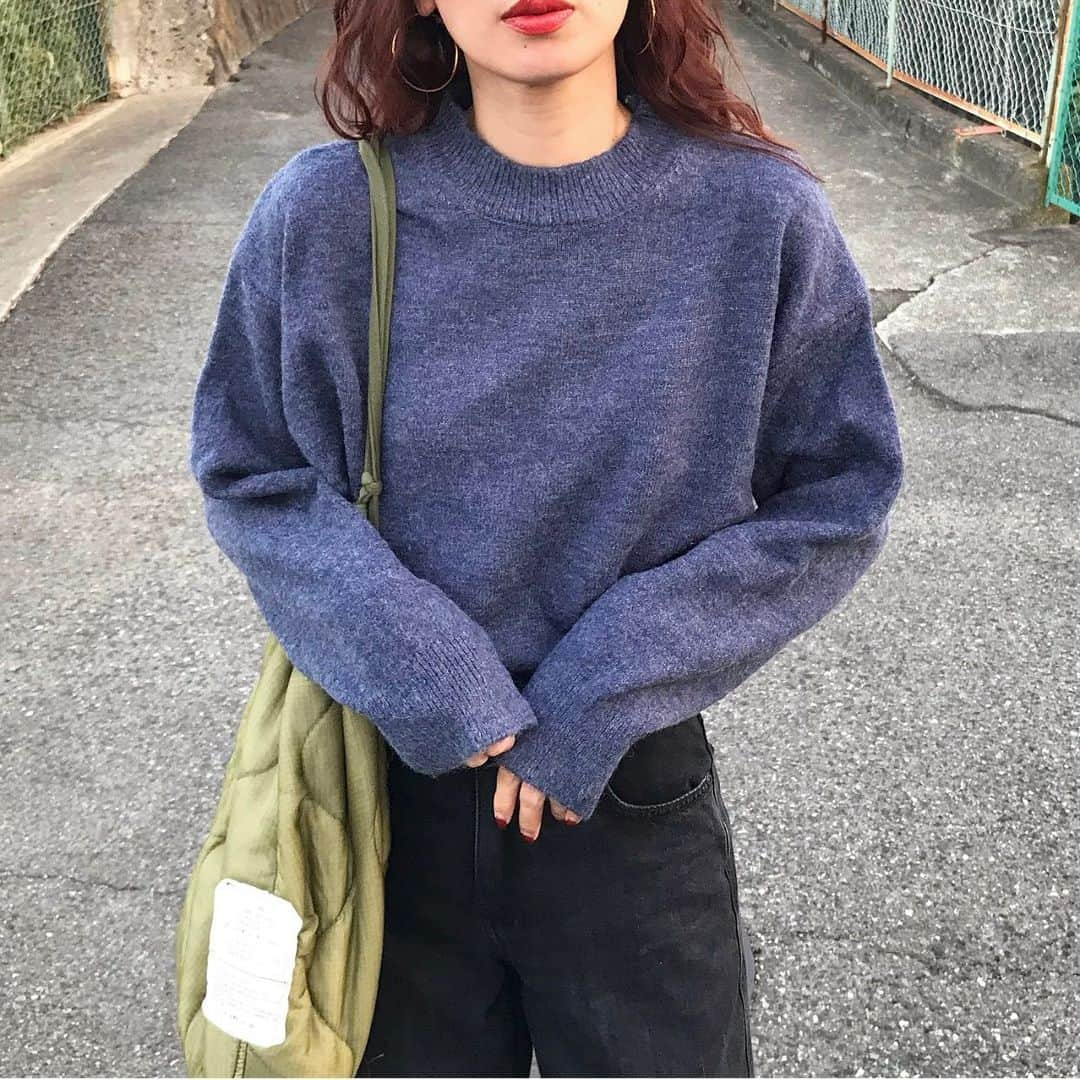 kumikaのインスタグラム：「@__ada.official__  ミックスカラーニット🧶 uniqloバギージーンズと、CAP合わせ🍂  このニットのnavyの色味が可愛くて💙 ふわっとモチモチな生地も肌触り良くて、着ていて楽ちんなニットです🧶 ふっくらした生地やけど、嵩張らないのでデニムにタックインして着るの可愛い💓  ニットの品番は、【ada9087b】 ZOZOで検索 してみてください☺️ （158cm フリーサイズ着用）  MAX50％OFFセール開催中です！✨✨  このuniqloバギージーンズもほんまシルエット綺麗で好き🥰 . . . . tops#ada#エイダ pants.cap#uniqlo#バギージーンズ#アジャスタブルウールキャップ  bag @authen_japan  shoes#adidas #spezial  . . . . #エイダコーデ#zozotown #zozo購入品 #zozotown購入品 #ニット#オーバーサイズニット#プチプラ#プチプラコーデ#韓国ファッション#着まわしコーデ #uniqlo#ユニクロ#ユニクロコーデ #今日の服#ootd#instafashion#outfit#ママコーデ#古着女子」