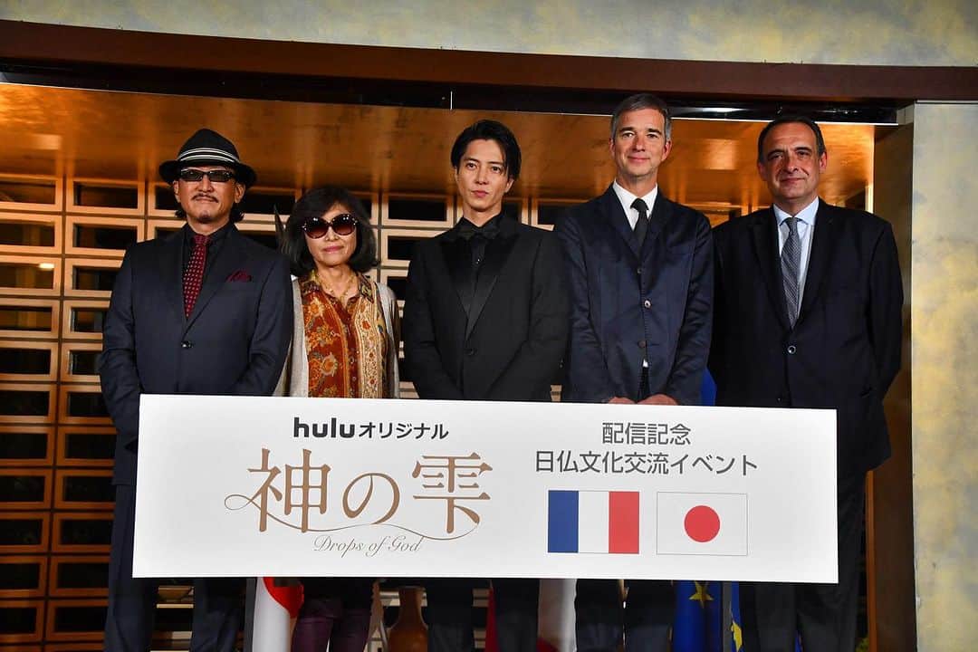 フランス大使館のインスタグラム：「神の雫/𝑫𝒓𝒐𝒑𝒔 𝒐𝒇 𝑮𝒐𝒅 🍷💧  『#神の雫/Drops of God』の配信記念日仏文化交流イベントが大使公邸で行われ、主演の #山下智久 氏、原作 #亜樹直 先生、制作総指揮 #クラウス・ジマーマン 氏が登壇しました✨フィリップ・セトン大使はこの作品が日仏間の文化の懸け橋となることを祝福しました🇫🇷🤝🇯🇵  山下氏と亜樹直先生(樹林ゆう子氏/樹林伸氏)には、フランスソムリエ協会から「名誉マスター・ソムリエ」の認定証とバッジが授与されました🇫🇷🍷日本人への授与およびフランス国外での授与は初となります✨」