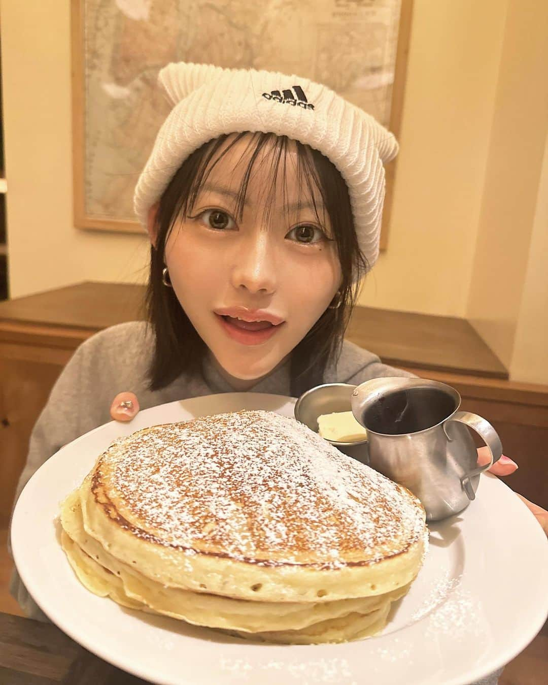 上水口姫香さんのインスタグラム写真 - (上水口姫香Instagram)「あーん♡🥞  ちょっとぎゃるひめめ  髪切った時ぐらいの 前のバクバク食べすぎてた時の画像が出てきまちた😂🩷  #🥞 #パンケーキ #パンケーキ専門店 #カフェ #カフェランチ #ニット #ニット帽 #ストリートファッション #ストリート系女子 #adidas #すっぴん #すっぴんメイク」10月4日 19時02分 - hime___k