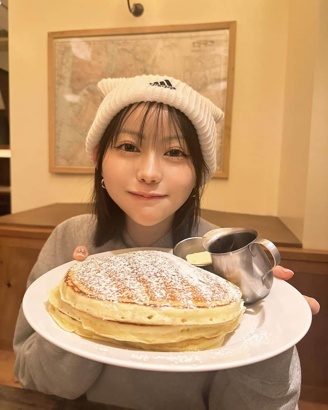 上水口姫香さんのインスタグラム写真 - (上水口姫香Instagram)「あーん♡🥞  ちょっとぎゃるひめめ  髪切った時ぐらいの 前のバクバク食べすぎてた時の画像が出てきまちた😂🩷  #🥞 #パンケーキ #パンケーキ専門店 #カフェ #カフェランチ #ニット #ニット帽 #ストリートファッション #ストリート系女子 #adidas #すっぴん #すっぴんメイク」10月4日 19時02分 - hime___k