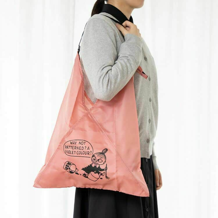 ムーミン公式オンラインショップPEIKKOのインスタグラム：「【新商品】A-BAG ライト  コンパクトにたためるAライン型のあずま袋です。 持ち手の長さを変えて、肩掛け、斜めがけと2wayで使えます。 表面と裏面に1か所ずつ、手を入れやすい斜めポケットが付いていて使い勝手も◎ 折りたたんでスナップでとめられるので持ち運びにも便利。  10月5日(木)0時〜発売です!  #moomin #ムーミン #peikko #ムーミングッズ #ムーミンアイテム #リトルミイ #スナフキン #ミイグッズ #スナフキングッズ #moomi #ムーミン好きな人と繋がりたい #moominlover #moominous #tovejansson #トーベヤンソ #moominvalley #ムーミンバレーパーク #ムーミンなくらし」