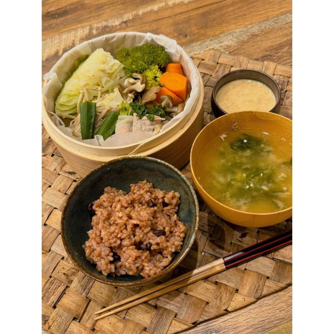 橋下美好のインスタグラム：「#みよしごはん  ・温野菜 ・自家製ごまダレ ・麹味噌のあおさお味噌汁 ・酵素玄米  大好きなお野菜たちと 作ったごまダレが美味しすぎました。  今日は少し肌寒い日だったので、 温かいお野菜たちを。🙏」